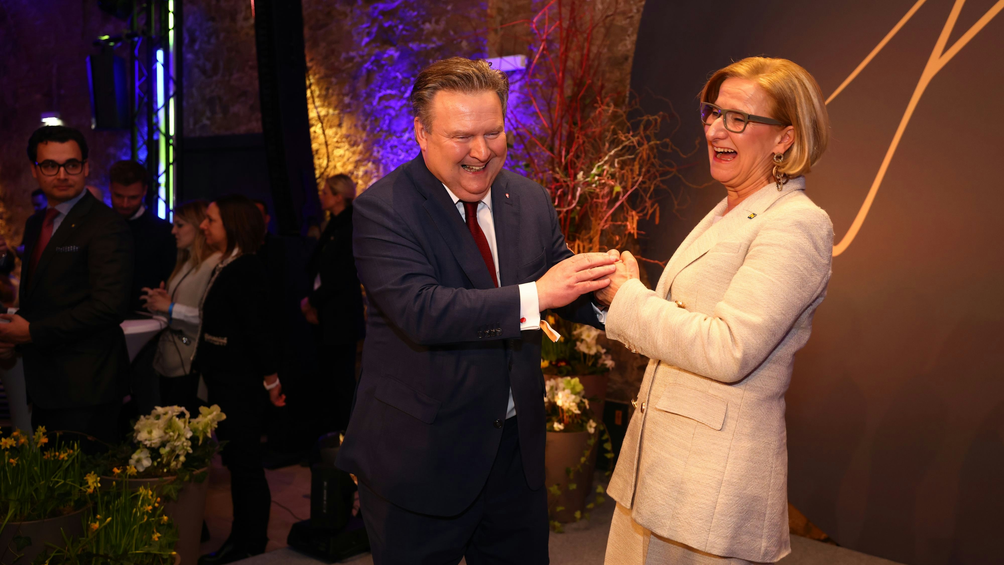 Mit einem Fest in ihrer Heimatstadt Klosterneuburg beginn Niederösterreichs Landeshauptfrau Johanna Mikl-Leitner (hier mit Wiens Bürgermeister Michael Ludwig) am 12. Februar 2024 ihren 60. Geburtstag