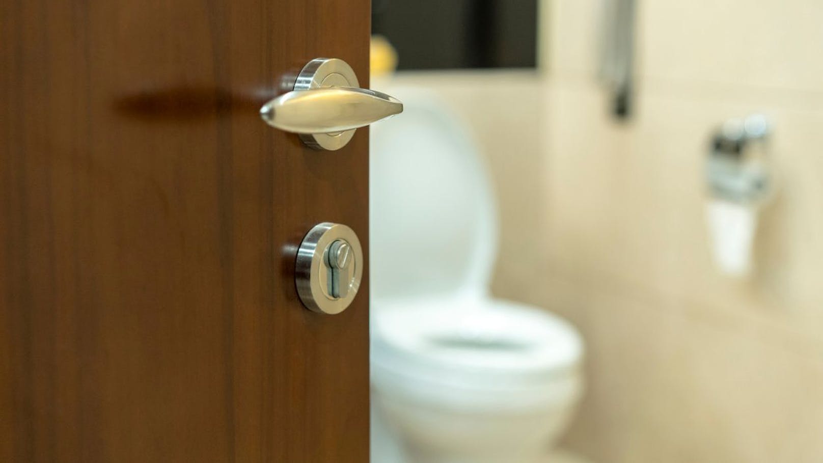 28-Jähriger versteckt sich am WC, bis die Polizei kommt