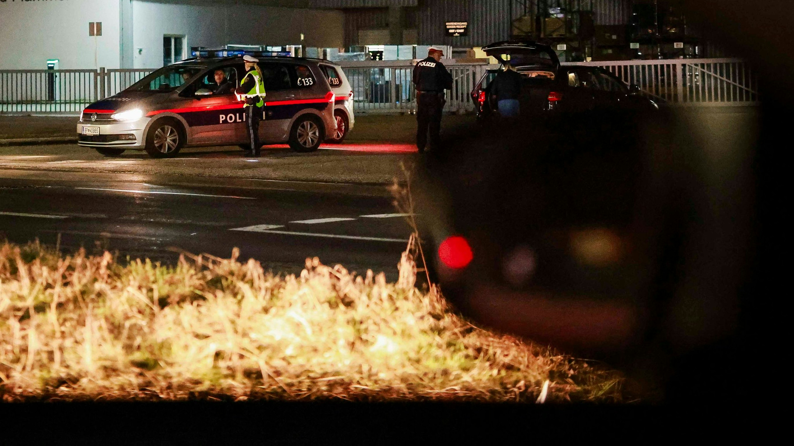 27.02.2024, Mattighofen, AUT, Unterwegs in Oberösterreich, Reportage, Polizei, Symbolbild, Themenbild, Verschiedene Themenbilder, Polizeikontrolle bei Nacht, im Bild Polizeikontrolle, Nacht, Kontrolle, Laser, Radar, Ortsgebiet, Polizist, Polizistin, Pressefoto Scharinger © 2024, PhotoCredit D. Scharinger