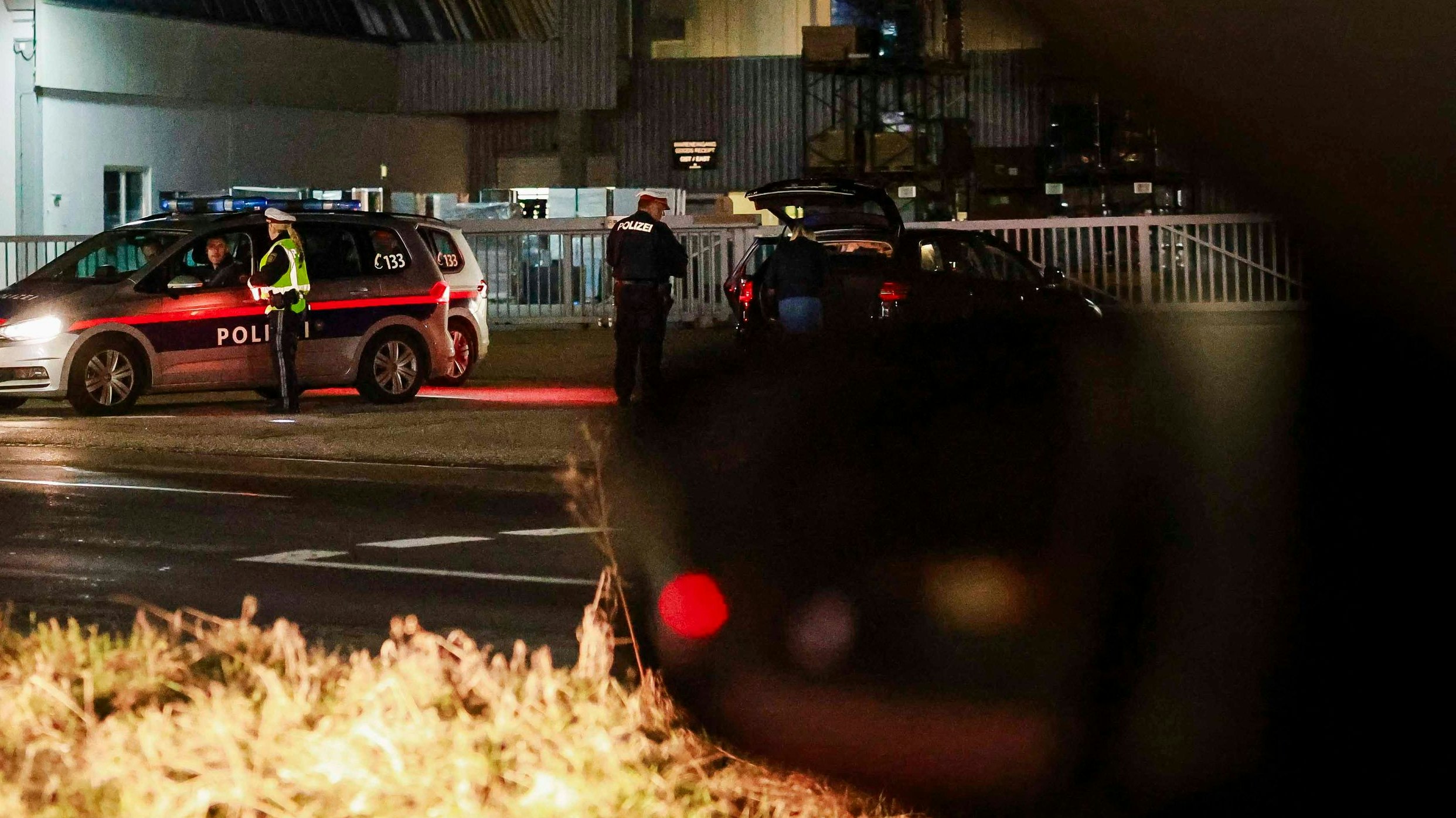 27.02.2024, Mattighofen, AUT, Unterwegs in Oberösterreich, Reportage, Polizei, Symbolbild, Themenbild, Verschiedene Themenbilder, Polizeikontrolle bei Nacht, im Bild Polizeikontrolle, Nacht, Kontrolle, Laser, Radar, Ortsgebiet, Polizist, Polizistin, Pressefoto Scharinger © 2024, PhotoCredit D. Scharinger