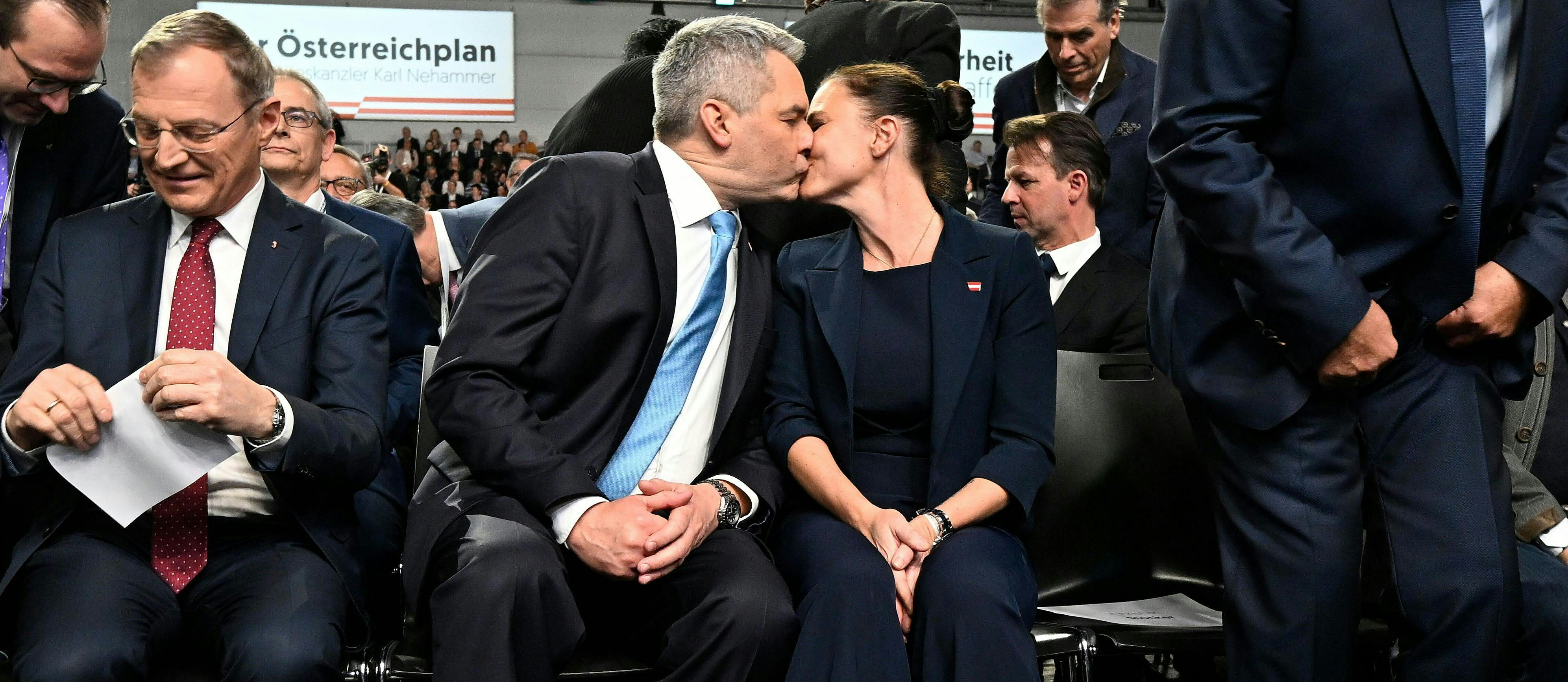 ÖVP-Bundeskanzler Karl Nehammer (hier mit Ehefrau Katharina) präsentiert am 26. Jänner 2024 in Wels seinen "Österreichplan" 