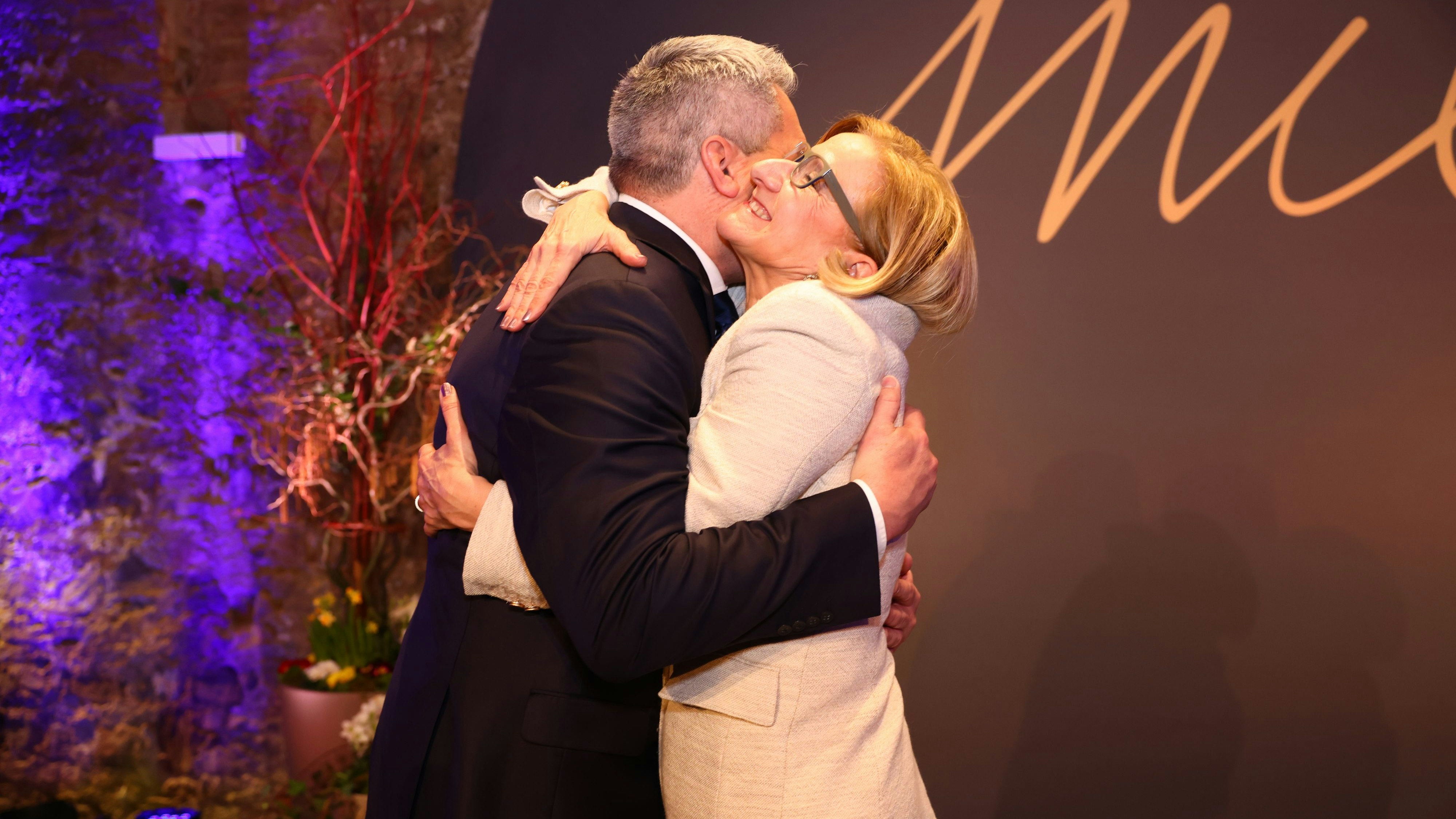 NÖ-Landeshauptfrau Johanna Mikl-Leitner (hier mit Kanzler Karl Nehammer) feierte am 12. Februar 2024 ihren 60. Geburtstag in Klosterneuburg