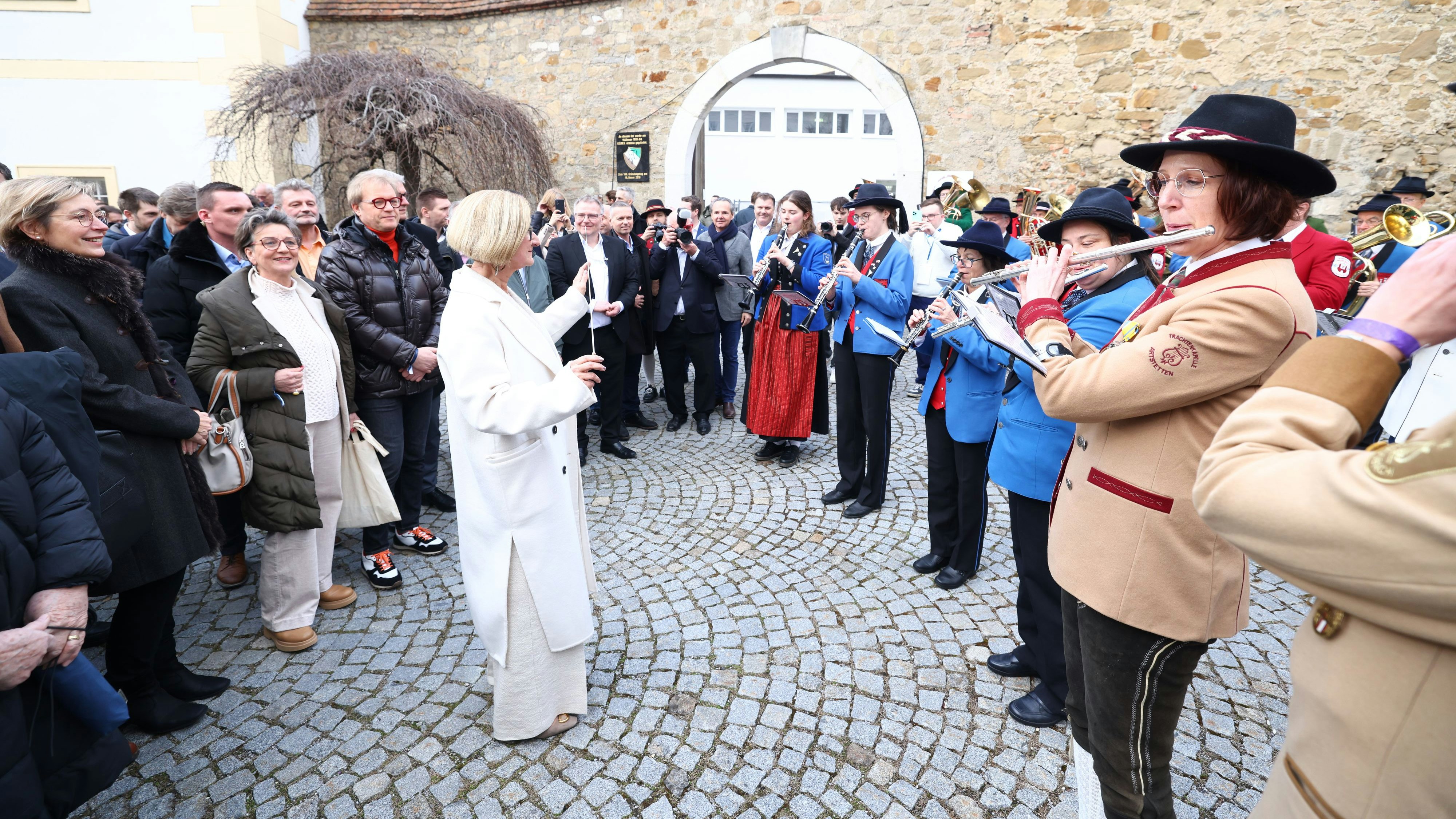 Da spielt die Blasmusik: Niederösterreichs Landeshauptfrau Johanna Mikl-Leitner feiert sich selbst zum 60. Geburtstag