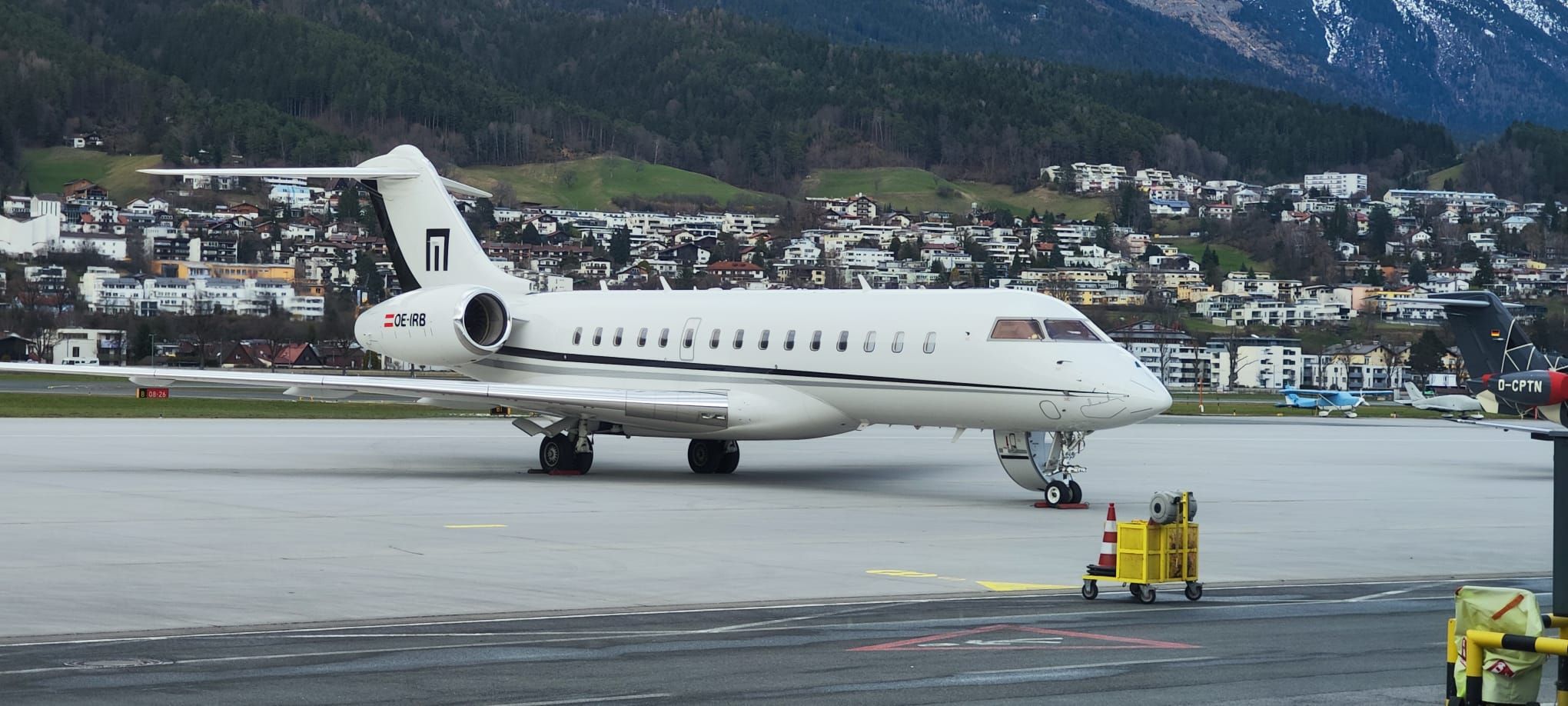 Dienstagnachmittag am Flughafen Innsbruck – René Benkos Jet wird für den Abflug vorbereitet.