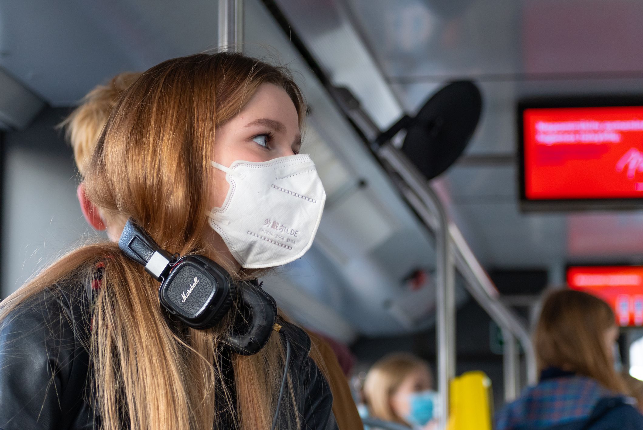 Die Gesundheitskasse empfiehlt, sich bei Menschenansammlungen, etwa in Öffis, zu schützen.