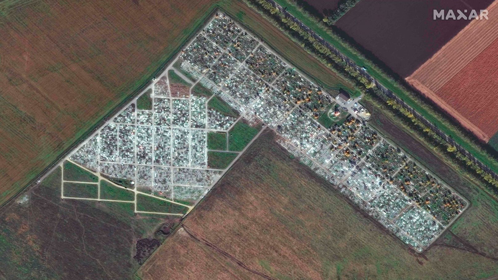 Zehntausende Tote hat  Putins Ukraine-Krieg schon gefordert. Satelliten zeigen die wachsenden Gräberfelder. Im Bild der Friedhof in <strong>Michailowsk, Stawropol, Russland</strong>, am 17. Oktober 2021 und...