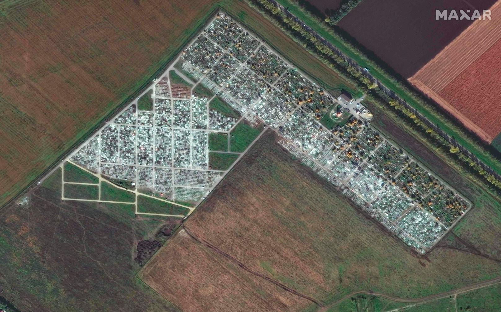 Zehntausende Tote hat  Putins Ukraine-Krieg schon gefordert. Satelliten zeigen die wachsenden Gräberfelder. Im Bild der Friedhof in <strong>Michailowsk, Stawropol, Russland</strong>, am 17. Oktober 2021 und...