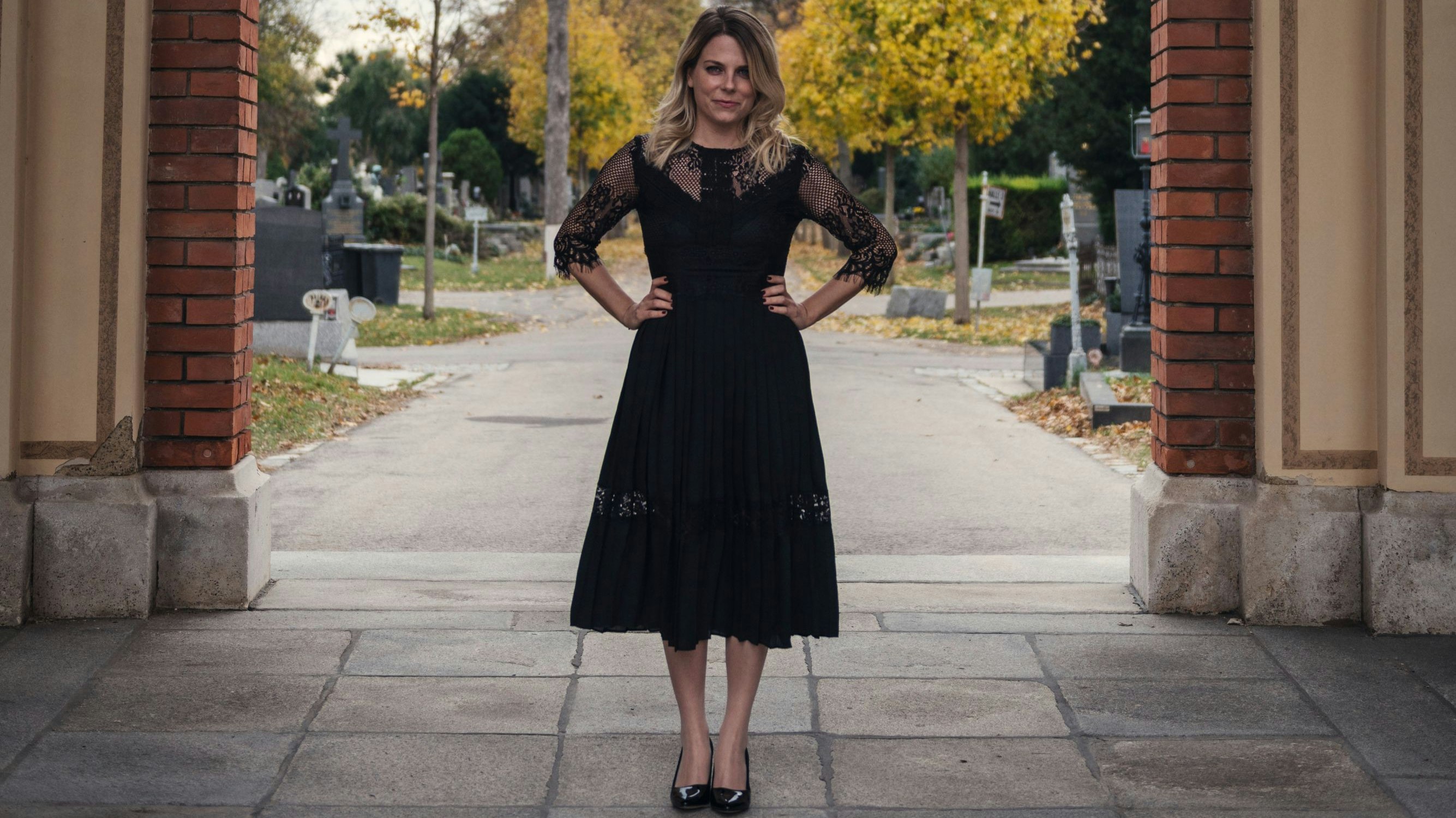 Lisa Schmid am Zentralfriedhof - Sie kuratiert das Programm und eröffnet jedes der drei Konzerte