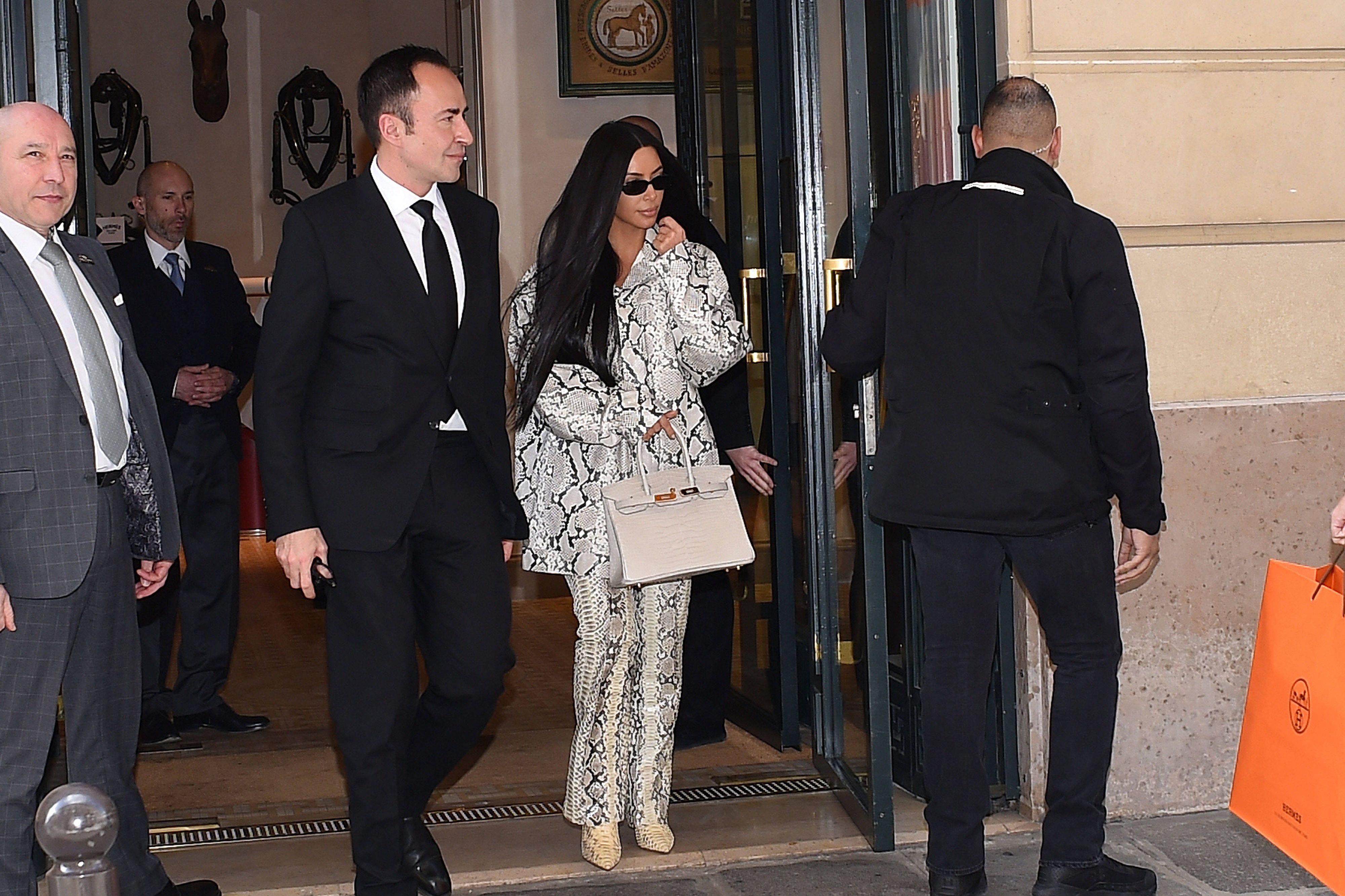 Kim Kardashian mit ihrer Hermès Birkin Bag 2019.