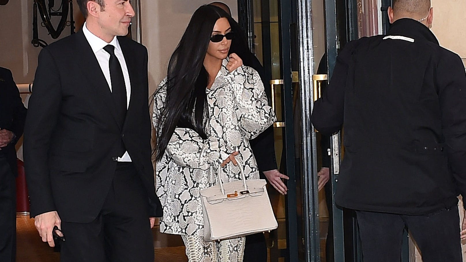 Kim Kardashian mit ihrer Hermès Birkin Bag im Jahr 2019. Selbst auf dem Secondhand-Markt sind Modelle wie dieses kaum unter 50.000 Euro erhältlich. Sind die Beschläge aus Platin, kann sich der Preis sogar verdoppeln.