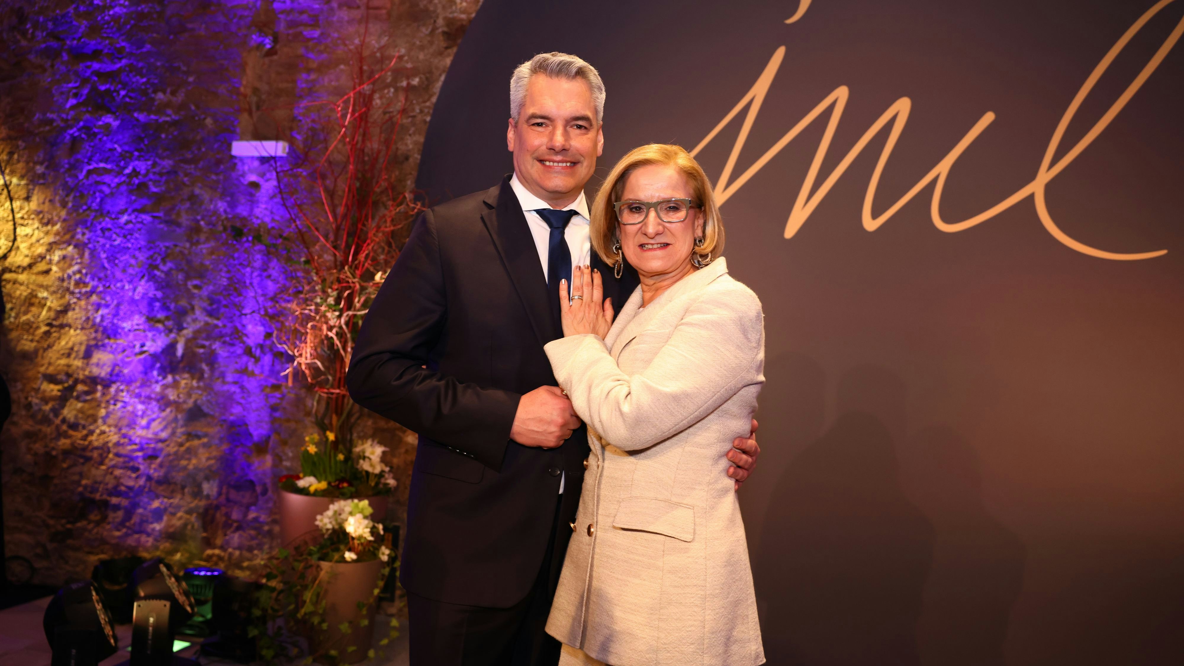 NÖ-Landeshauptfrau Johanna Mikl-Leitner (hier mit Kanzler Karl Nehammer) feierte am 12. Februar 2024 ihren 60. Geburtstag in Klosterneuburg