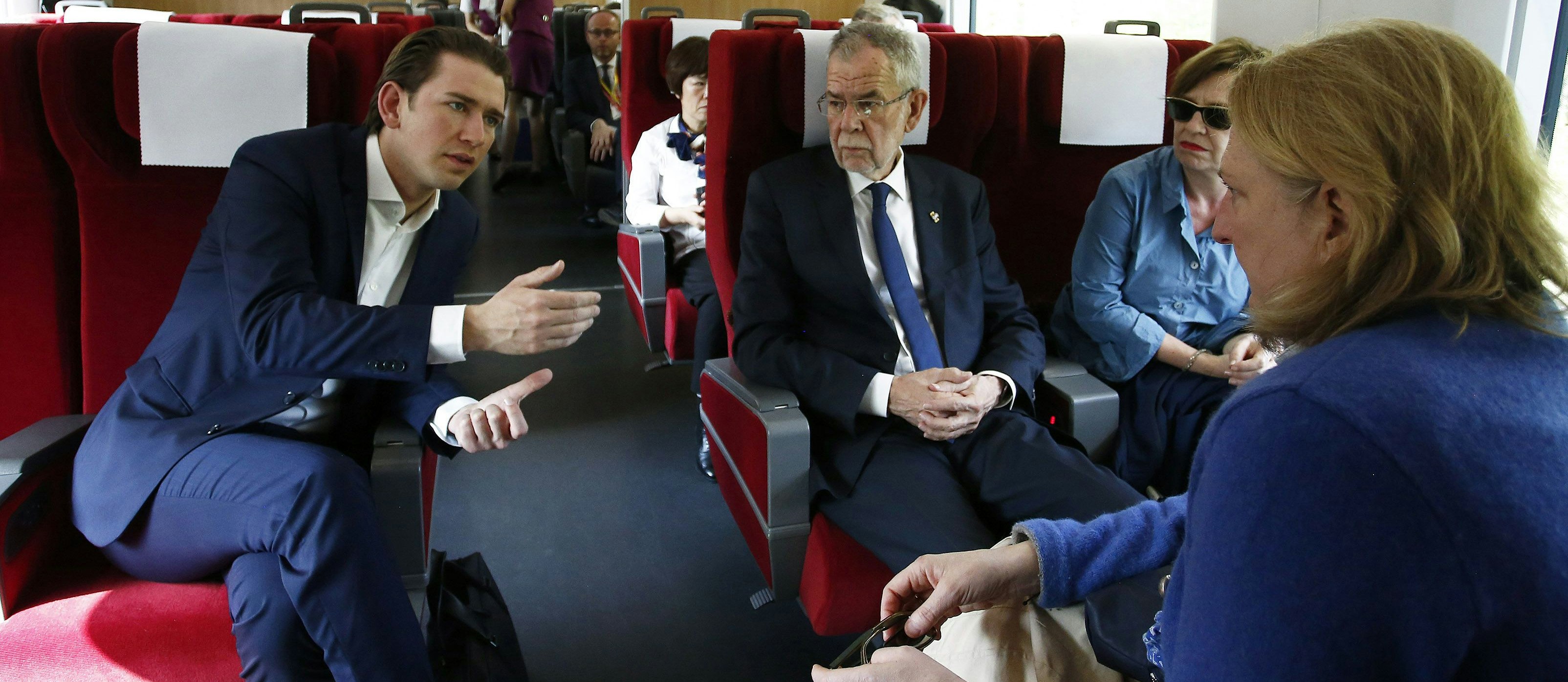 Bundespräsident Alexander Van der Bellen, Bundeskanzler Sebastian Kurz (l.) und Außenministerin Karin Kneissl am  11. April 2018 während einer Fahrt mit dem Hochgeschwindigkeitszug nach Haikou