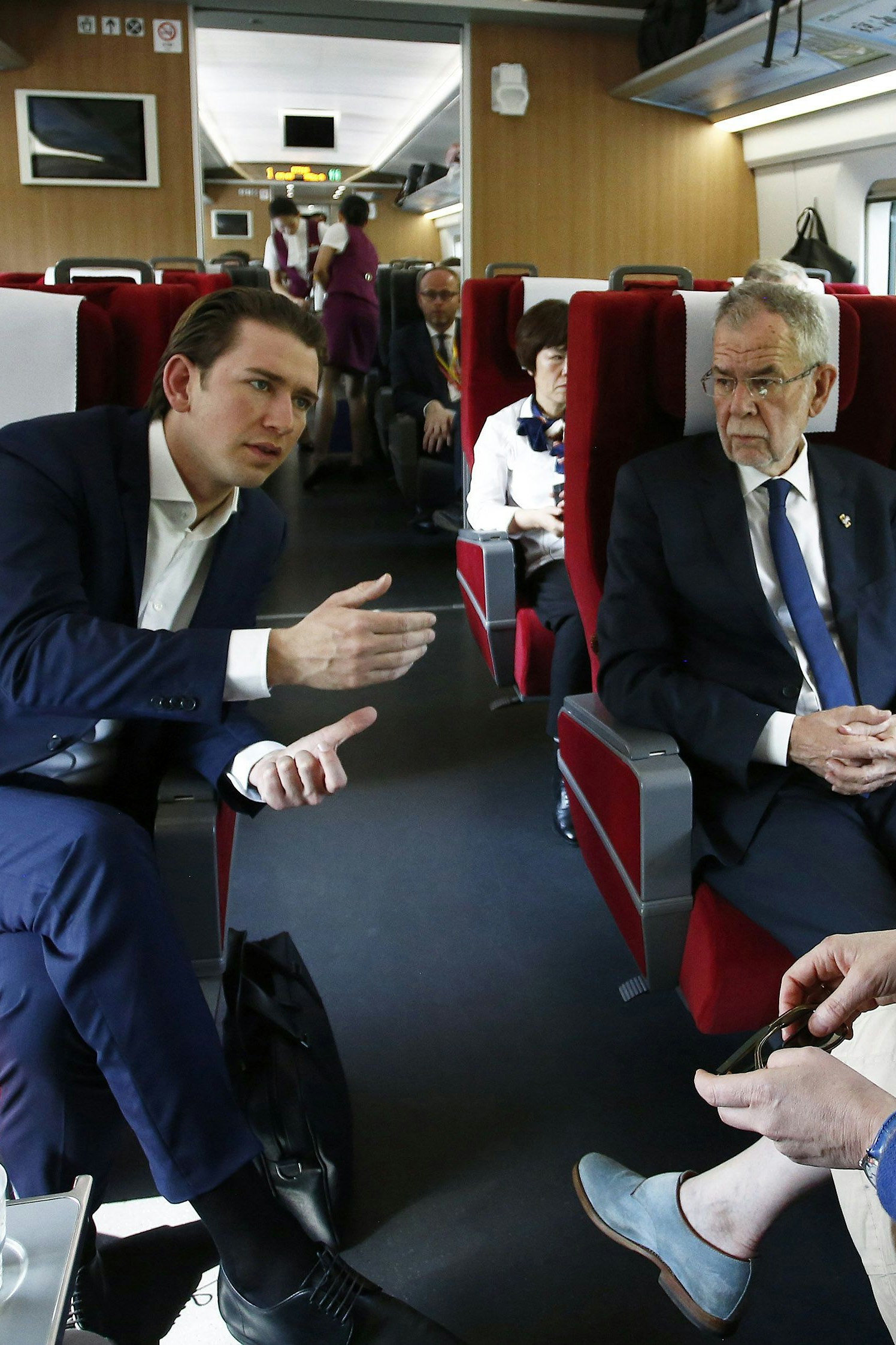 Bundespräsident Alexander Van der Bellen, Bundeskanzler Sebastian Kurz (l.) und Außenministerin Karin Kneissl am  11. April 2018 während einer Fahrt mit dem Hochgeschwindigkeitszug nach Haikou