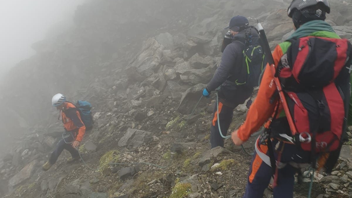 Download von www.picturedesk.com am 27.02.2024 (11:08).  *** SERVICEBILD *** ABD0252_20220727 - MITTERSILL - ÖSTERREICH: ++ HANDOUT ++ Am Tauernkogel (2.989 Meter) im Salzburger Pinzgau ist am späten Dienstagnachmittag, 26. Juli 2022, ein 27-jähriger Tiroler in Bergnot geraten. Weil ein Stück des Weges durch einen Steinschlag weggebrochen war, konnte der Mann nicht mehr alleine zurück zur St. Pöltner Hütte absteigen. Er wählte darum den Notruf. Ein Polizeihubschrauber flog - so hoch wie es wolkenbedingt ging - im Pendelverkehr 19 Bergretter aus Mittersill in die Nähe der Alpenvereinshütte. - FOTO: APA/BERGRETTUNG MITTERSILL - ++ WIR WEISEN AUSDRÜCKLICH DARAUF HIN, DASS EINE VERWENDUNG DES BILDES AUS MEDIEN- UND/ODER URHEBERRECHTLICHEN GRÜNDEN AUSSCHLIESSLICH IM ZUSAMMENHANG MIT DEM ANGEFÜHRTEN ZWECK UND REDAKTIONELL ERFOLGEN DARF - VOLLSTÄNDIGE COPYRIGHTNENNUNG VERPFLICHTEND ++ - 20220727_PD3175 - Rechteinfo: Servicebild (SB) Bei diesem Bild ist PictureDesk ausschlieÃlich technischer Dienstleister und stellt eine technische BearbeitungsgebÃ¼hr in Rechnung. PictureDesk ist weder Urheber noch Rechteinhaber. Die Nutzung liegt in alleiniger Verantwortung des Kunden. Nur fÃ¼r redaktionelle Nutzung!