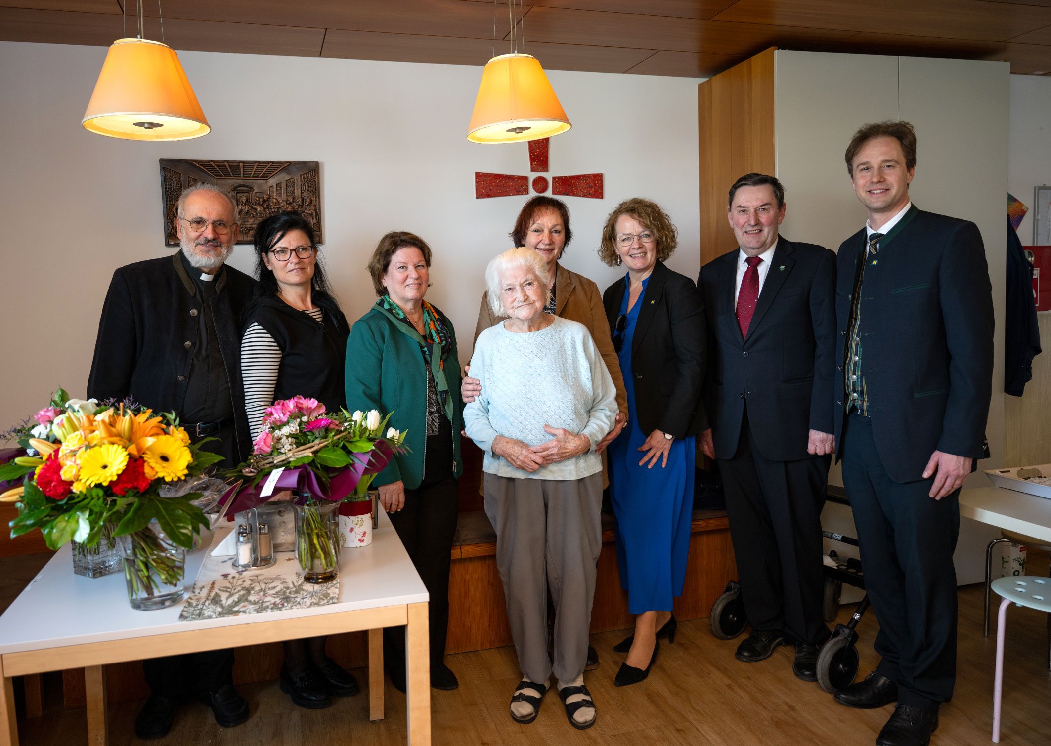 Zahlreiche Gratulanten kamen zur Feier: Pfarrer Manfred Heiderer, Pflegedirektorin Bettina Schweighofer, Helene Grim, Jubilarin Aloisia Grim, Ulrike Hierner, Landesrätin Christiane Teschl-Hofmeister, Bürgermeister Johann Bachinger und Bezirkshauptfrau-Stv. Nikolaus Seitschek.