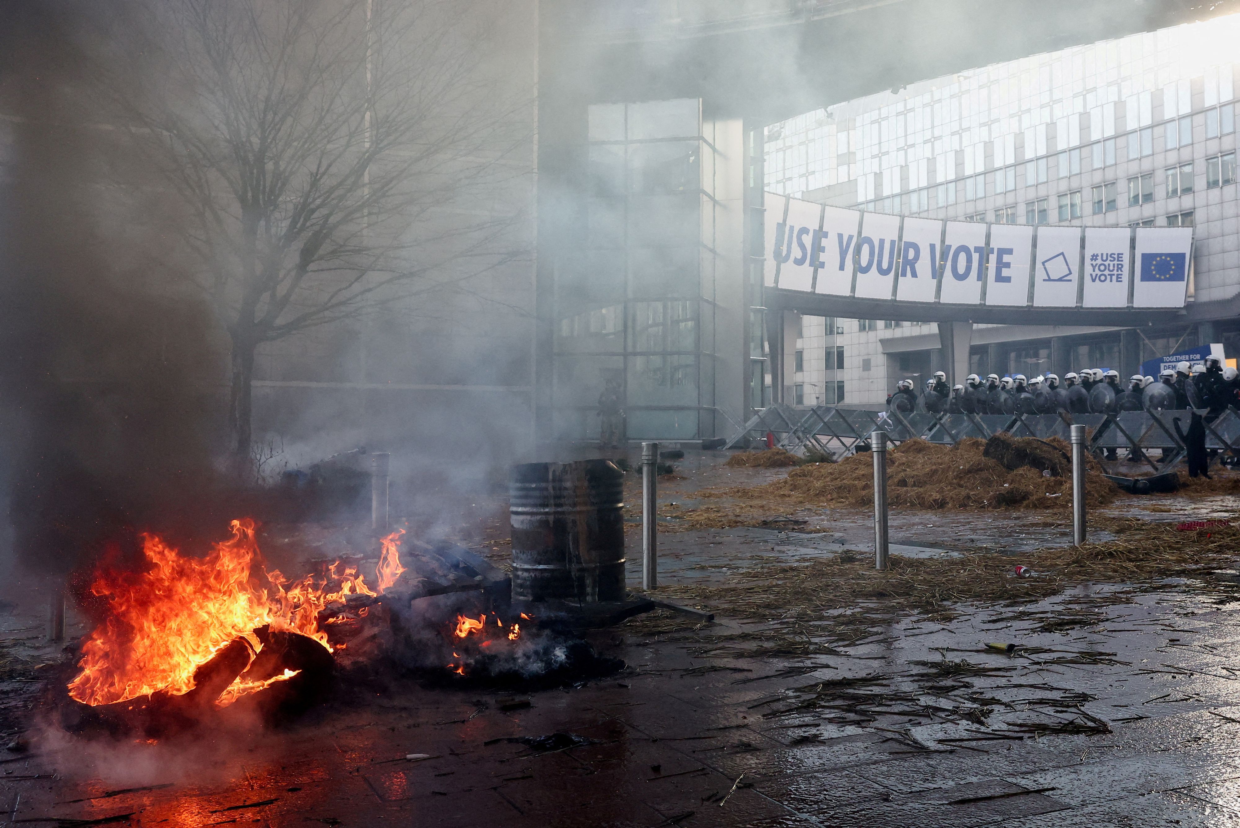 Die Proteste der Bauern in Brüssel sorgten für viel Aufsehen. Nun stimmte die EU für ein umstrittenes Naturschutzgesetz, was wohl mehr Öl ins Feuer gießen wird.
