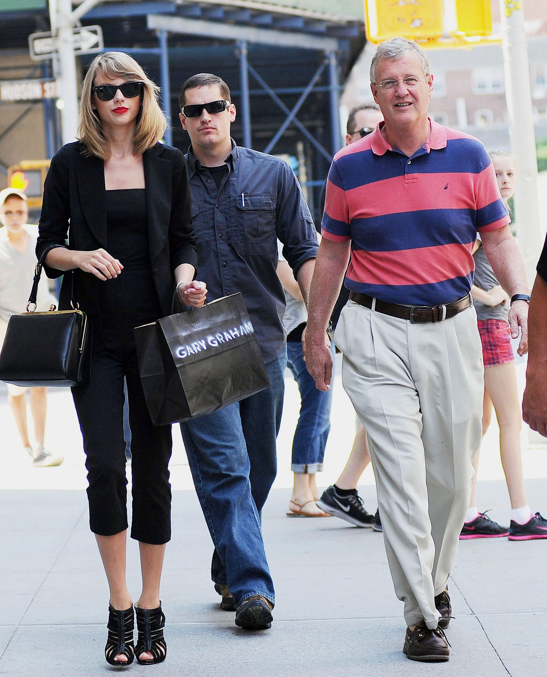Taylor Swift mit ihrem Vater Scott, der in Sydney einen Fotografen geschlagen haben soll.