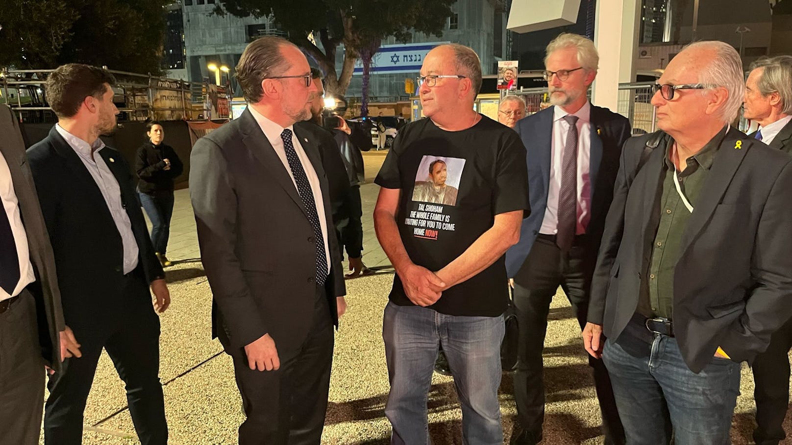 Außenminister Schallenberg mit Gilad Korngold und Daniel Shek vom Hostages and missing Familiy Forum (r.)