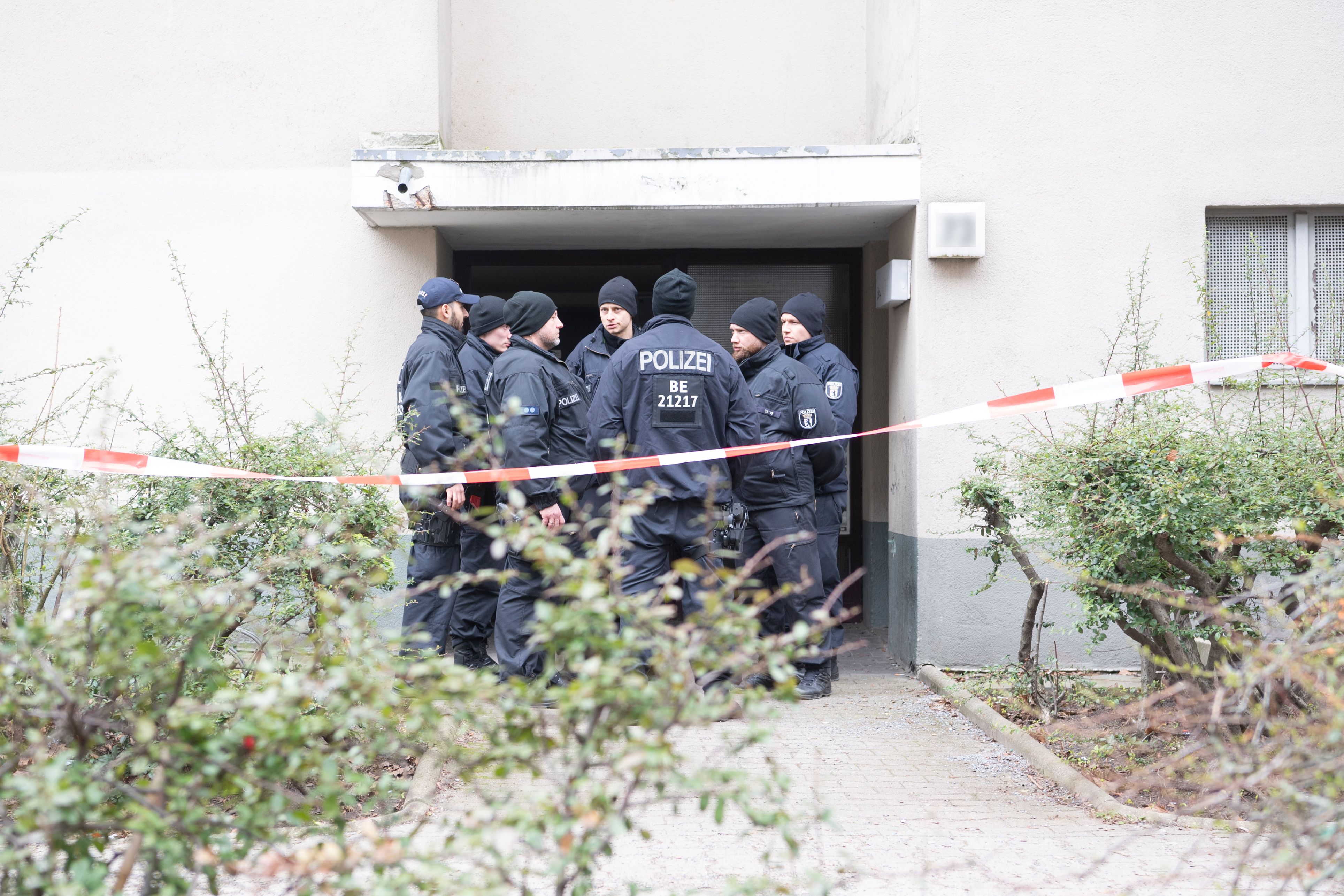 Polizeibeamte stehen vor dem Eingang eines Mehrfamilienhauses in Berlin-Kreuzberg. Hier wurde Daniela Klette festgenommen