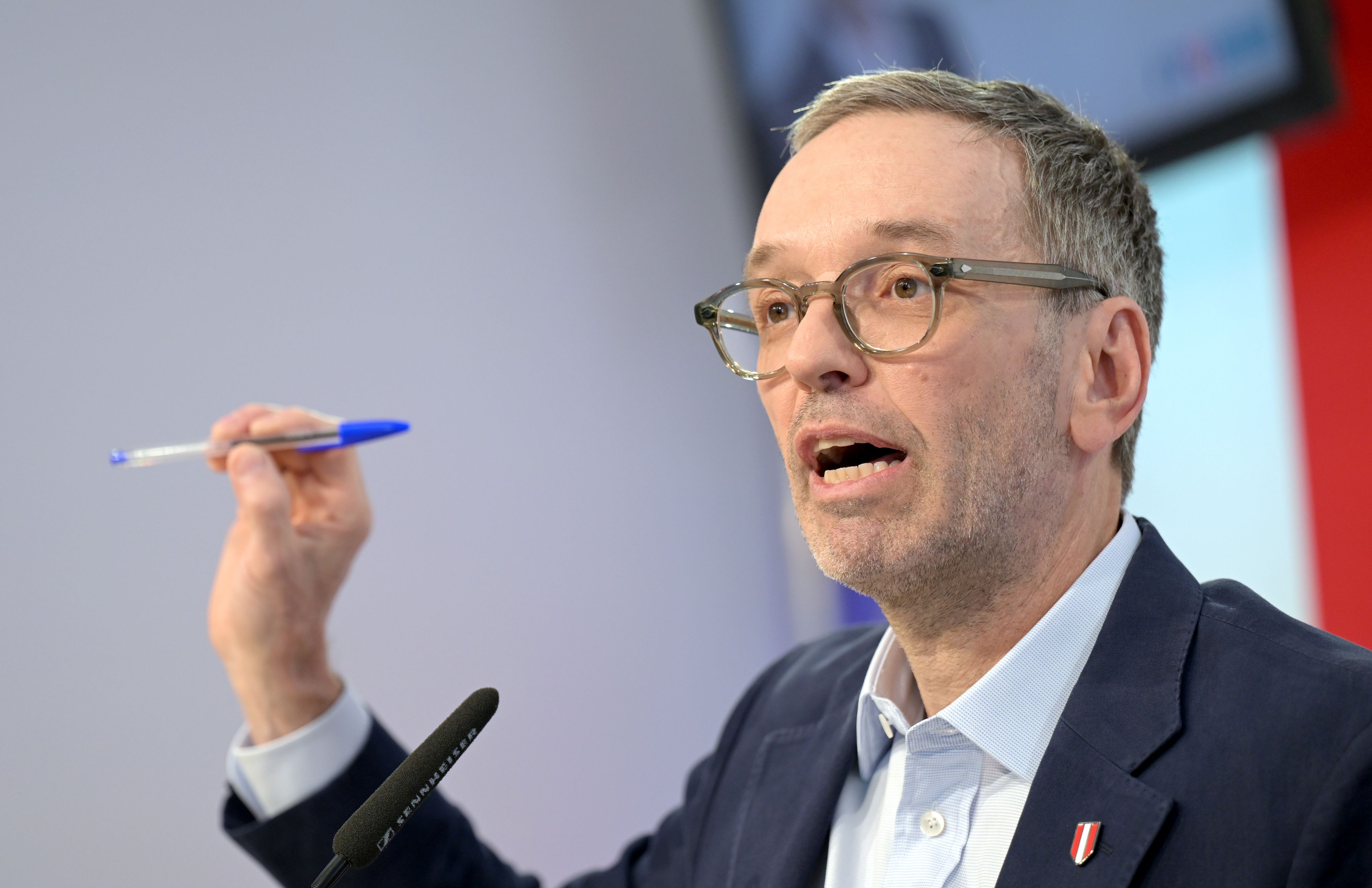 Herbert Kickl mit seinem BIC-Kuli