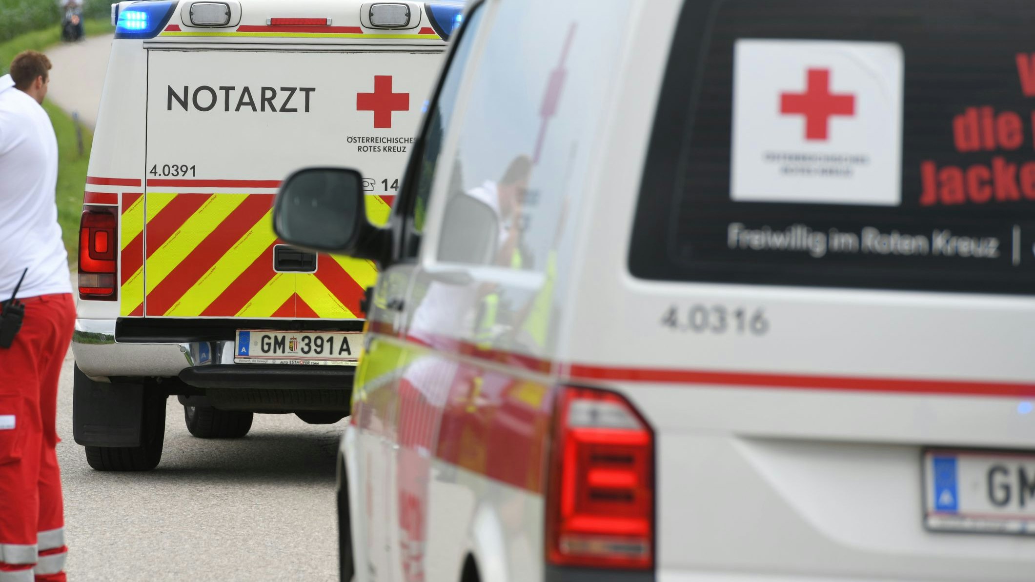 Der Unfalllenker wurde mit schweren Verletzungen ins Spital eingeliefert. (Symbolbild)