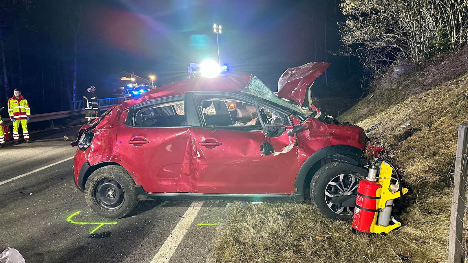 In Rettenschöss ist es am Montag zu einem schweren Verkehrsunfall gekommen. Eine junge Autofahrerin verlor die Kontrolle und kam von der Straße ab. Bei dem Crash wurden mehrere Personen verletzt, der Pkw schwer beschädigt.