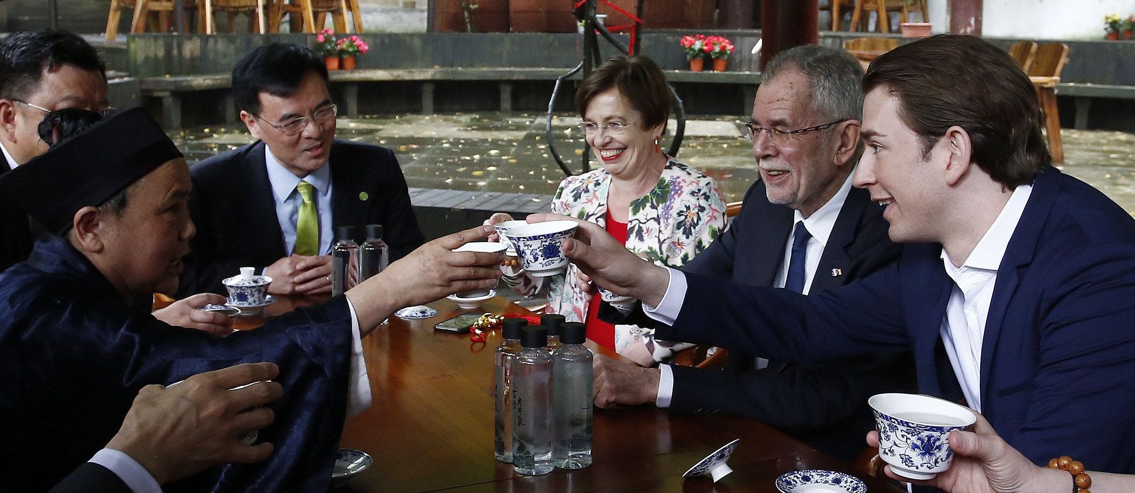 Doris Schmidauer, Bundespräsident Alexander Van der Bellen und Bundeskanzler Sebastian Kurz (r.) beim Besuch des Jianfu Palasts in China 2018