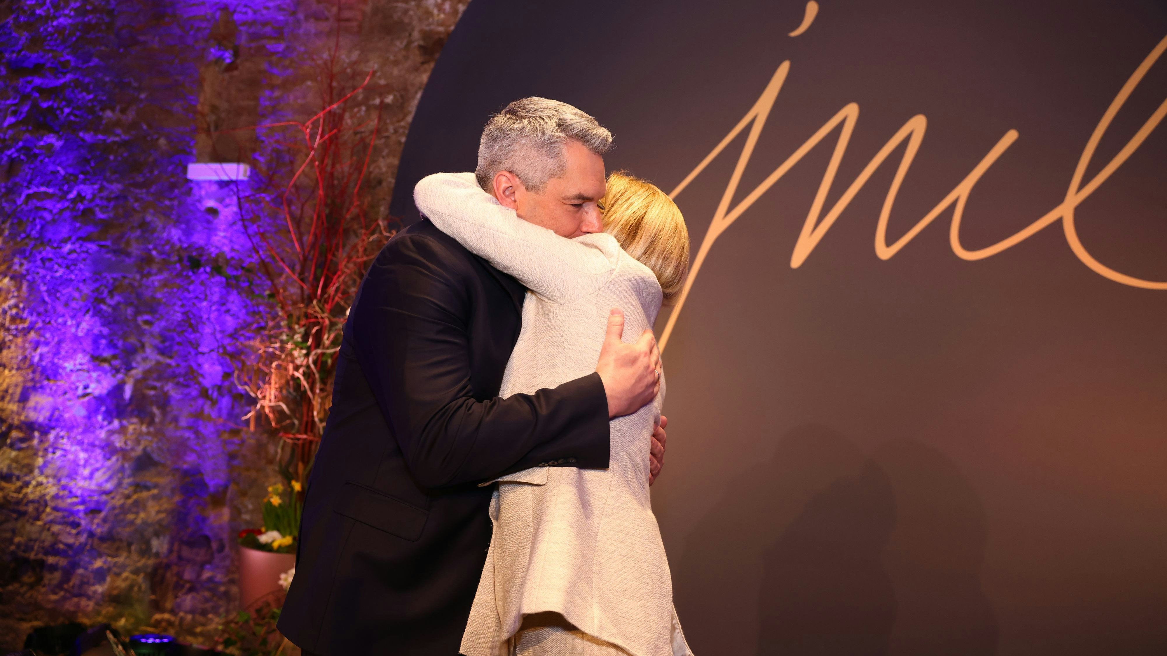 Mit einem Fest in ihrer Heimatstadt Klosterneuburg beginn Niederösterreichs Landeshauptfrau Johanna Mikl-Leitner (hier mit Kanzler Karl Nehmer) am 12. Februar 2024 ihren 60. Geburtstag