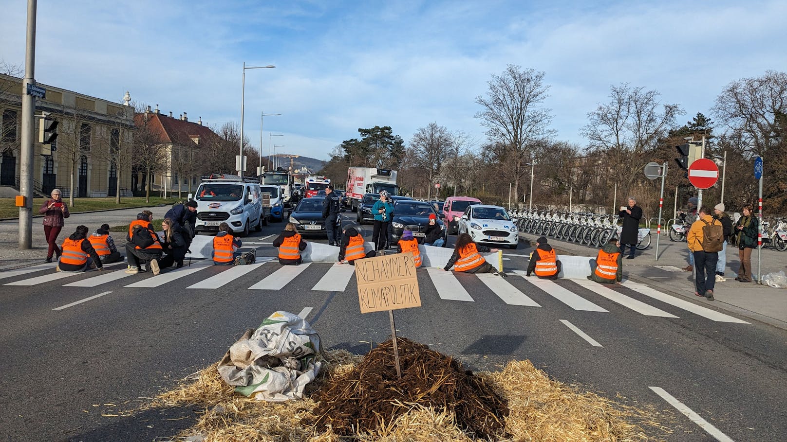 Klimakleber blockieren Straße mit "Nehammer-Misthaufen"