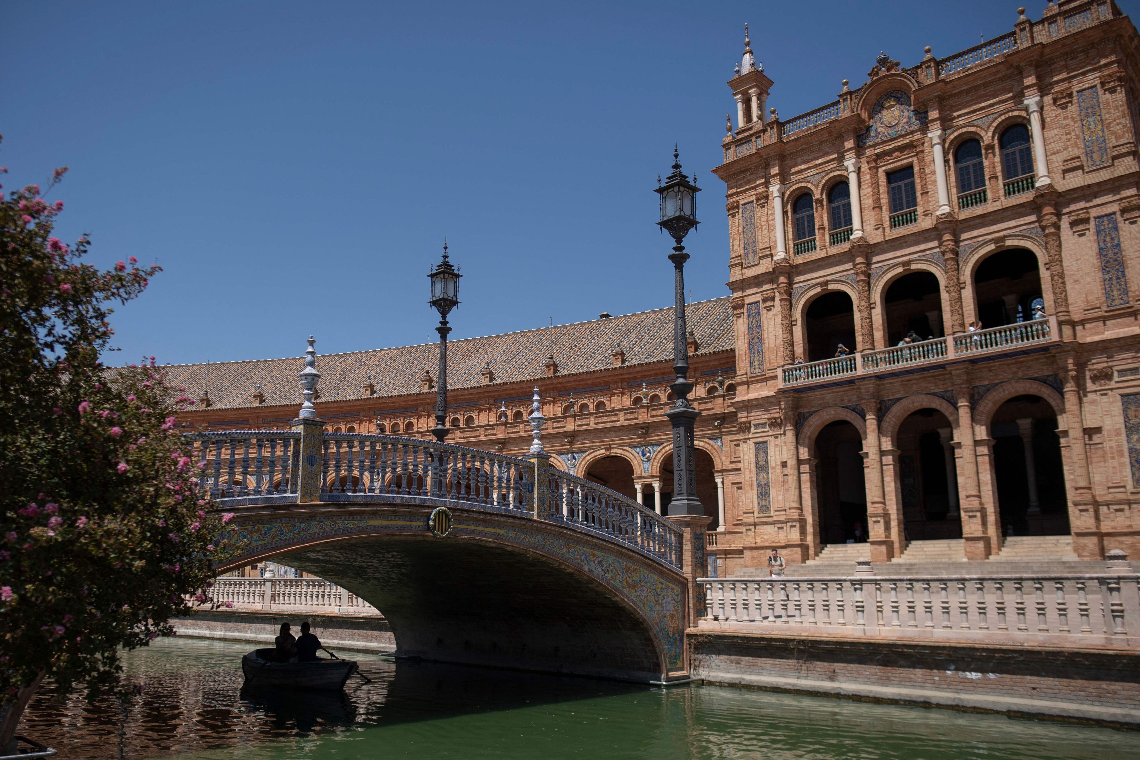 Sevilla will Touristen für den Besuch des imposanten Platzes Plaza de España künftig zur Kasse bitten.