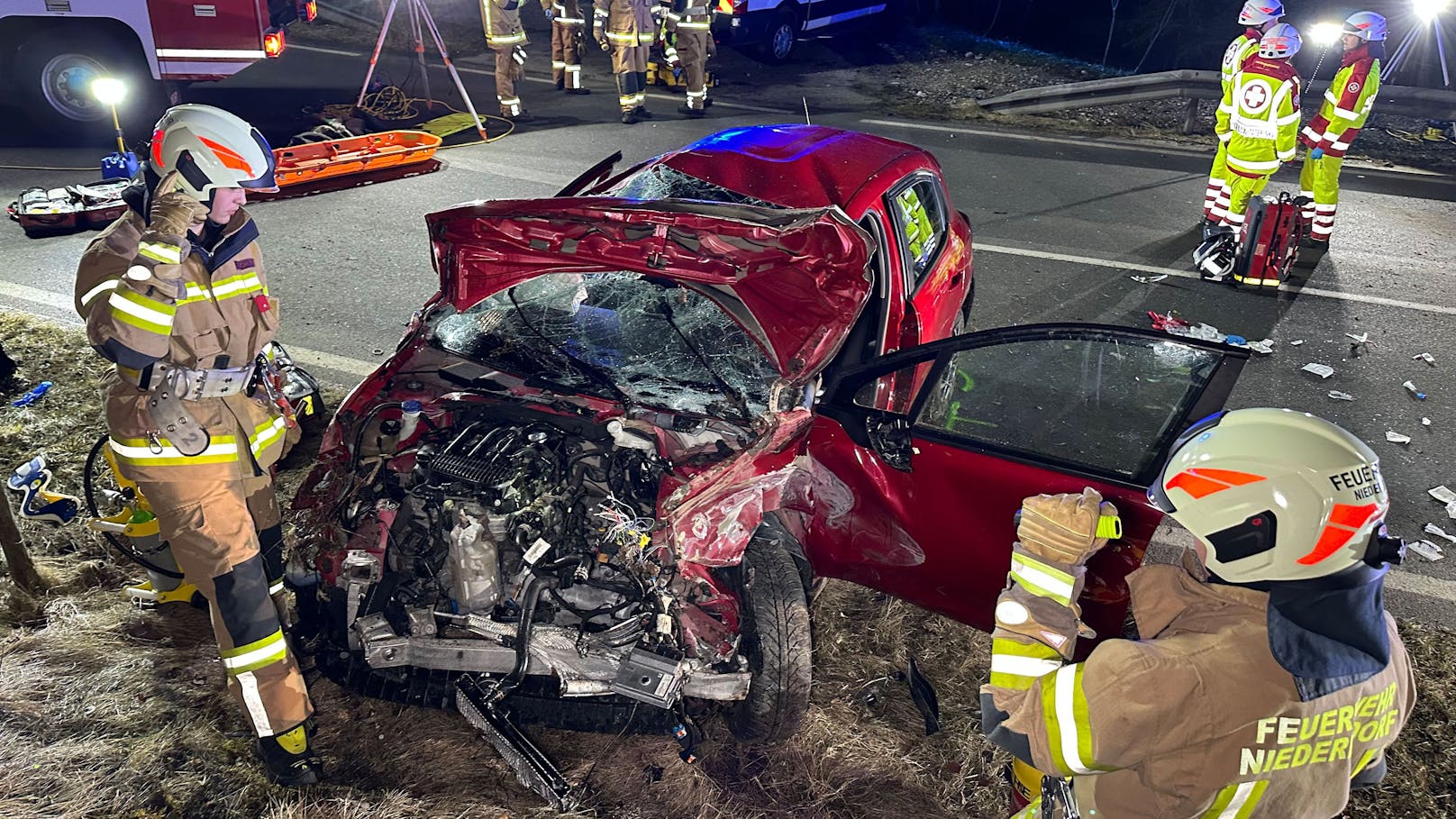 In Rettenschöss ist es am Montag zu einem schweren Verkehrsunfall gekommen. Eine junge Autofahrerin verlor die Kontrolle und kam von der Straße ab. Bei dem Crash wurden mehrere Personen verletzt, der Pkw schwer beschädigt.