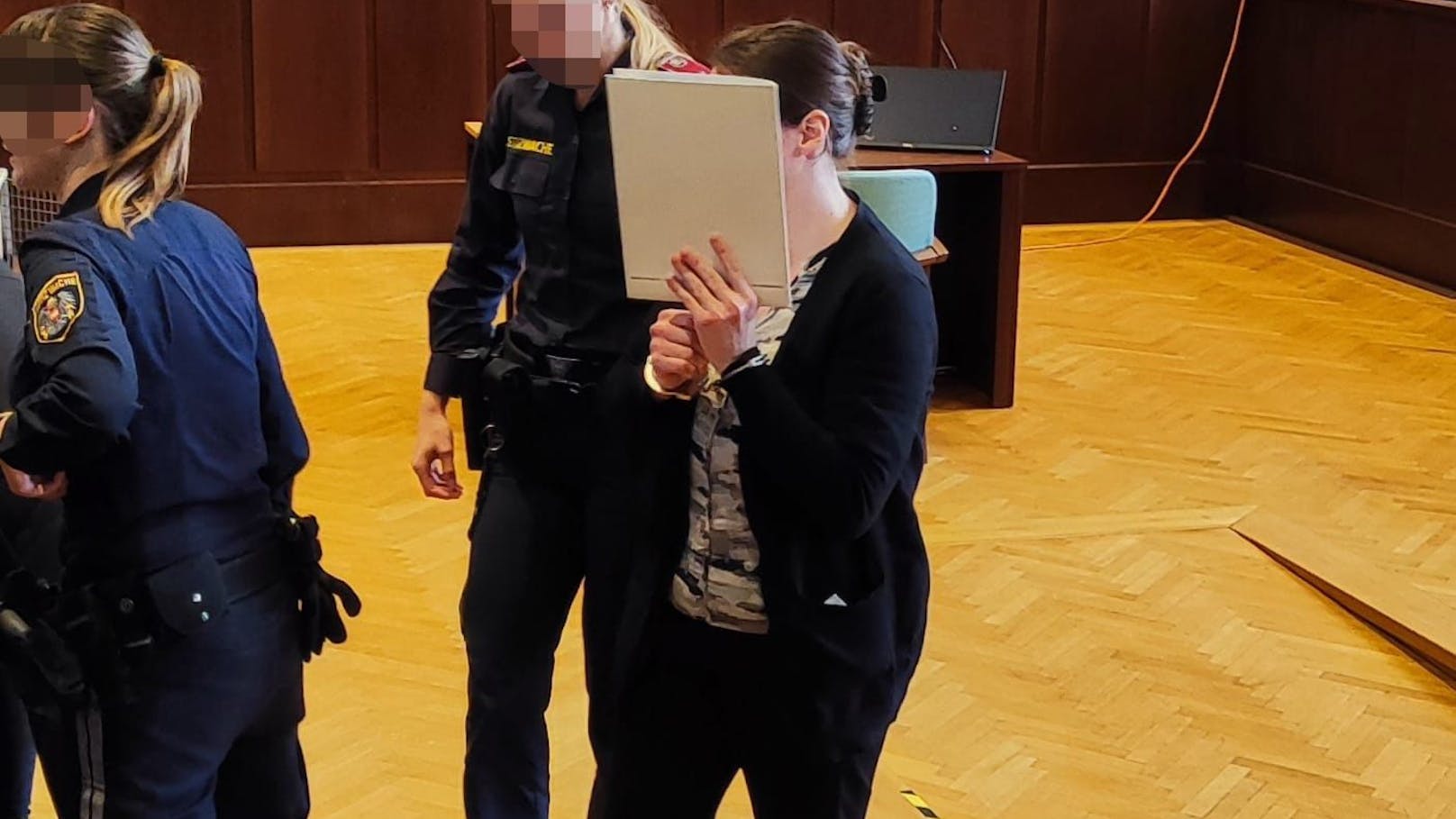 Die Mutter des Opfers vor Gericht in Krems: Sie wurde zu 20 Jahren Haft verurteilt.&nbsp;