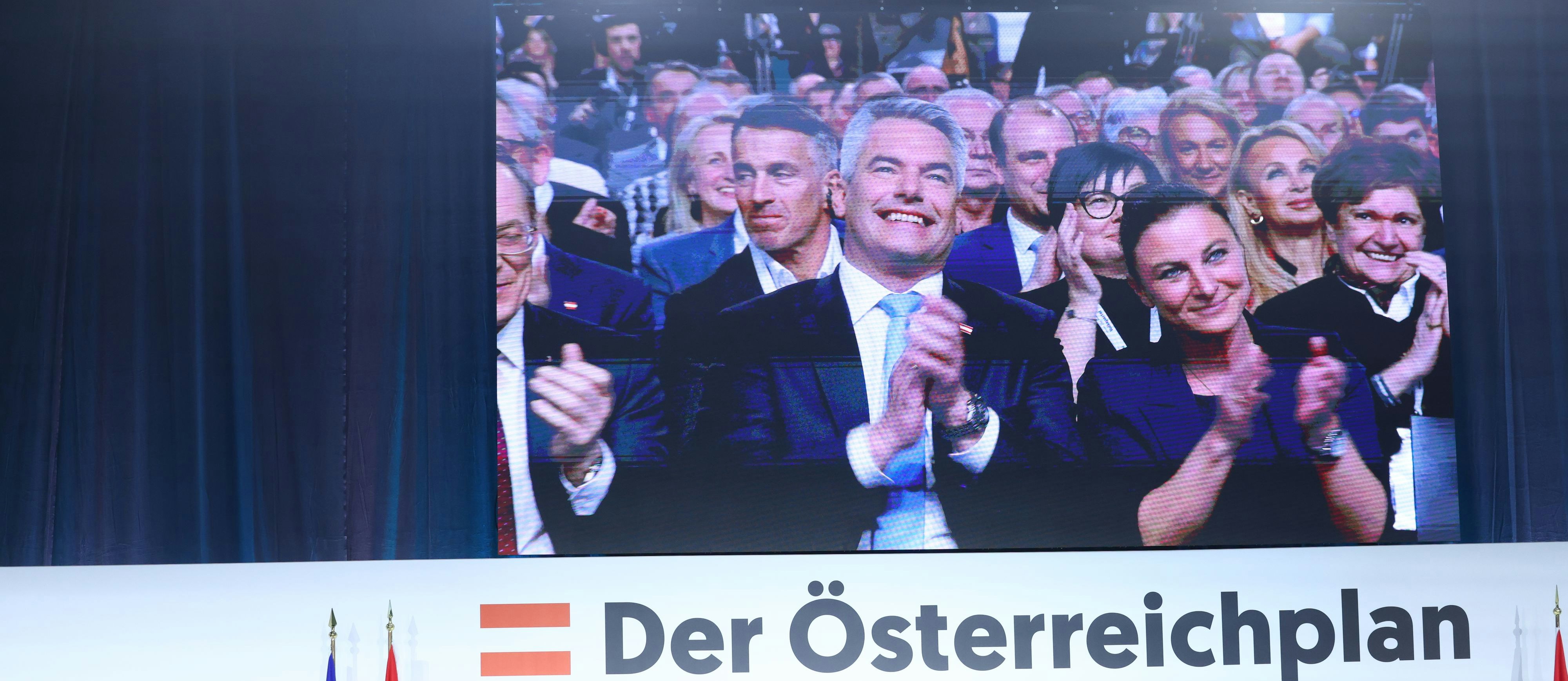 ÖVP-Bundeskanzler Karl Nehammer (hier mit Ehefrau Katharina) präsentiert am 26. Jänner 2024 in Wels seinen "Österreichplan" 