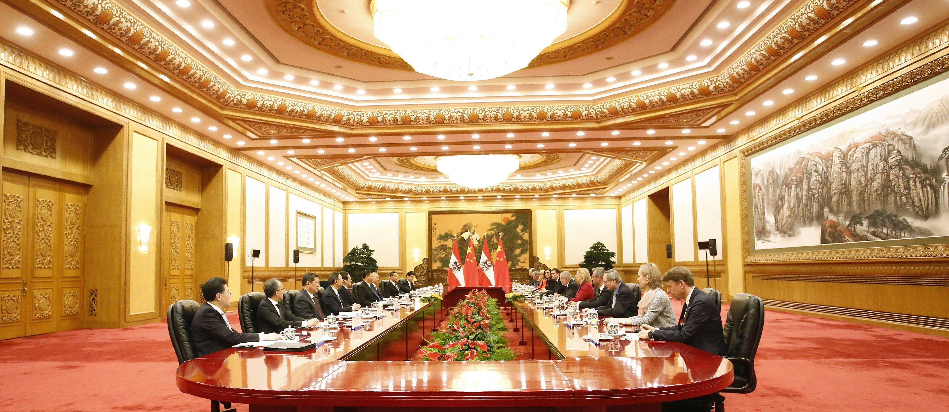 Bundespräsident Alexander Van der Bellen und der chinesische Staatspräsident Xi Jinping mit Delegationsmitgliedern am  8. April 2018 in Peking
