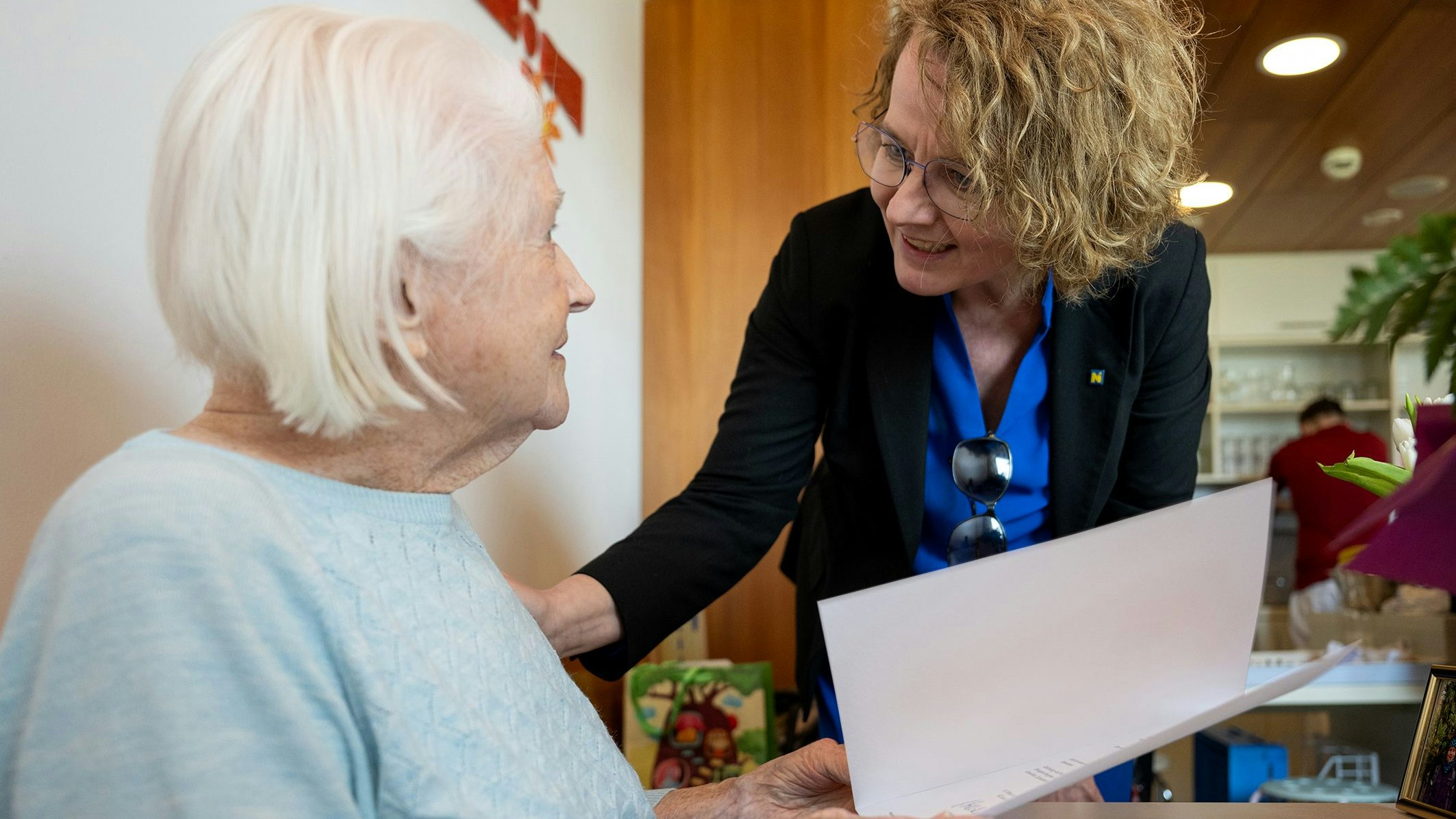 LR Christiane Teschl-Hofmeister überbrachte der 100-Jährigen Glückwünsche.