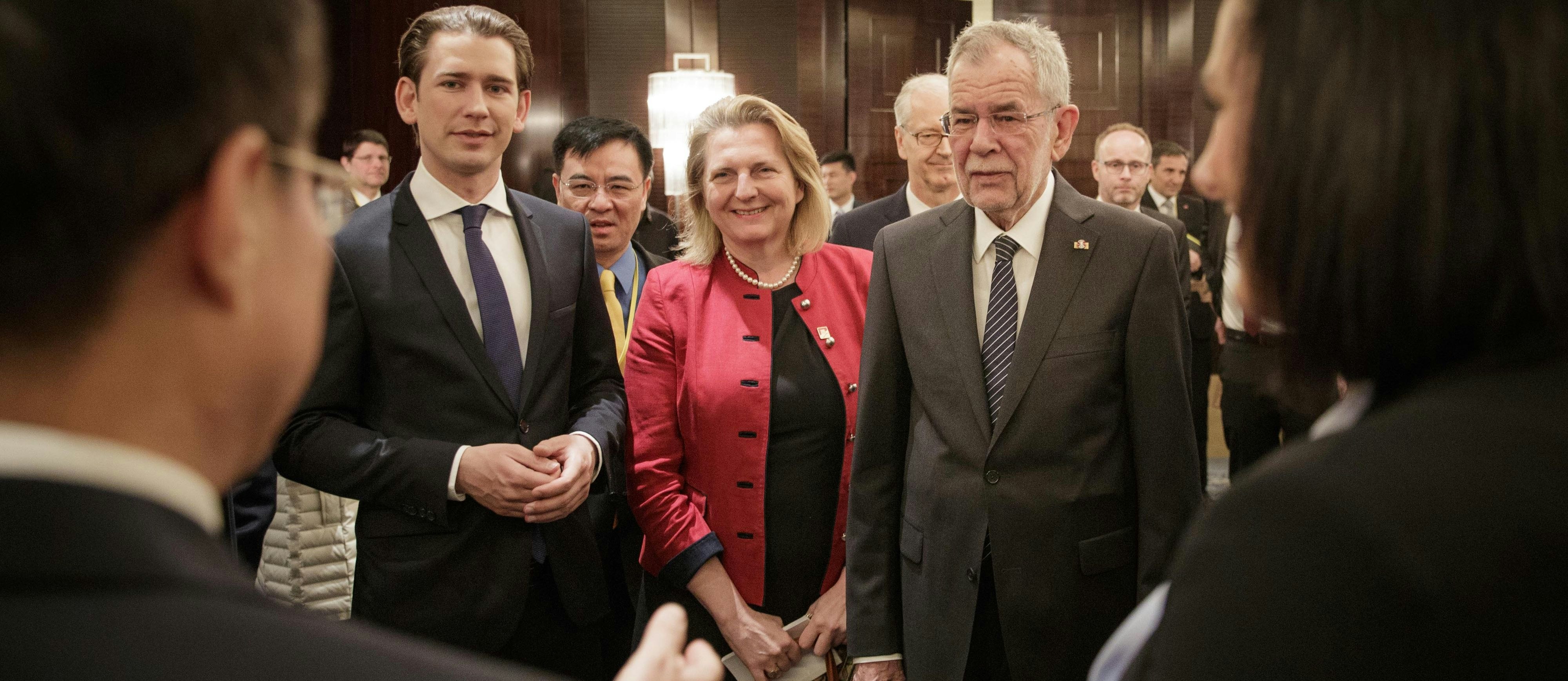 Bundespräsident Alexander Van der Bellen, Außenministerin Karin Kneissl und Bundeskanzler Sebastian Kurz (l.) während der Eröffnung der Wirtschaftskonferenz "Austria Connect China" am 8. April 2018 in Peking