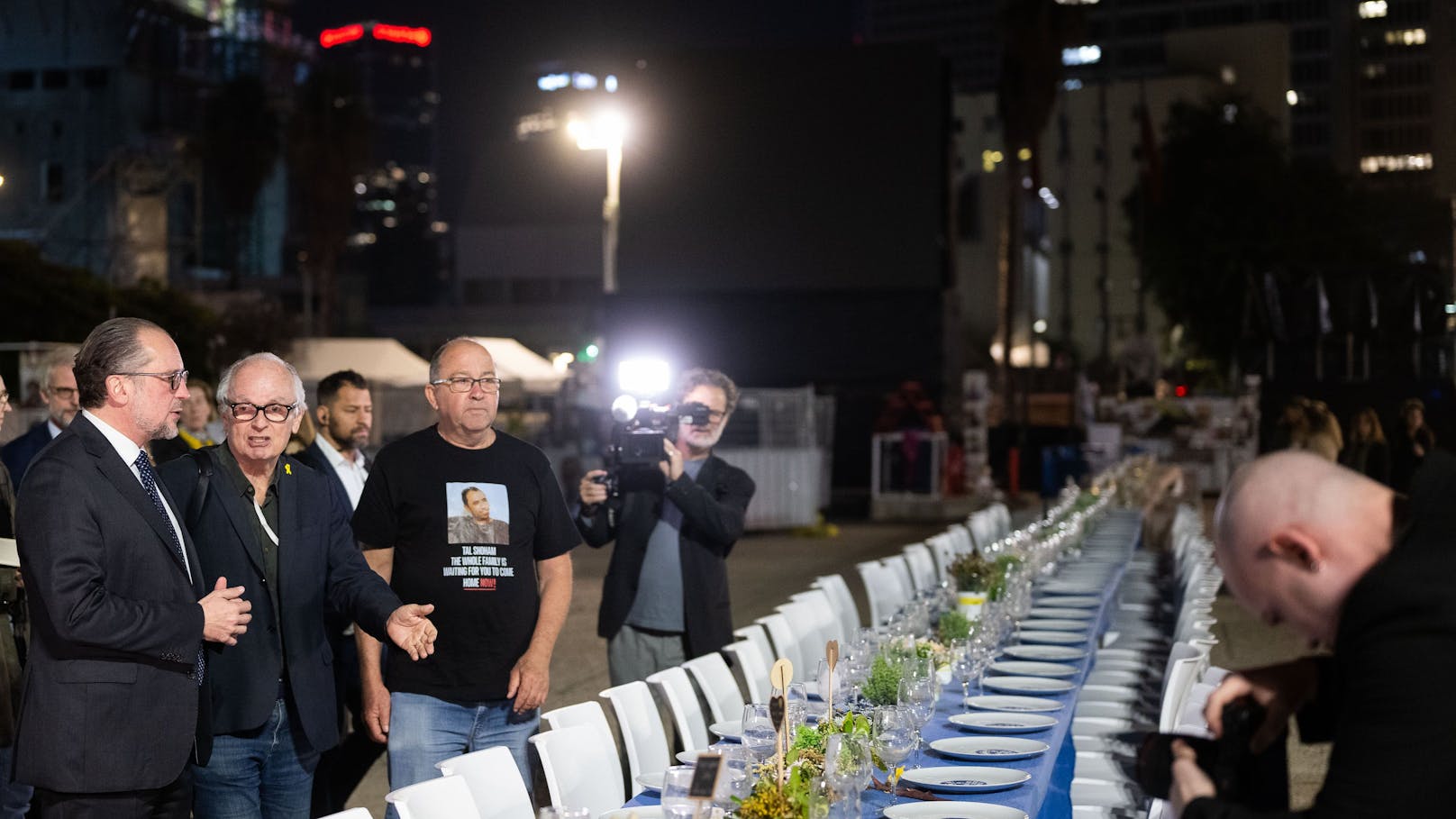 Mitten am Platz steht eine lange gedeckte Tafel mit Plätzen für alle Vermissten. "Schön, dass ihr heimgekommen seid", steht hoffnungsvoll auf den Tellern. 134 Menschen werden noch im Gazastreifen gefangengehalten.