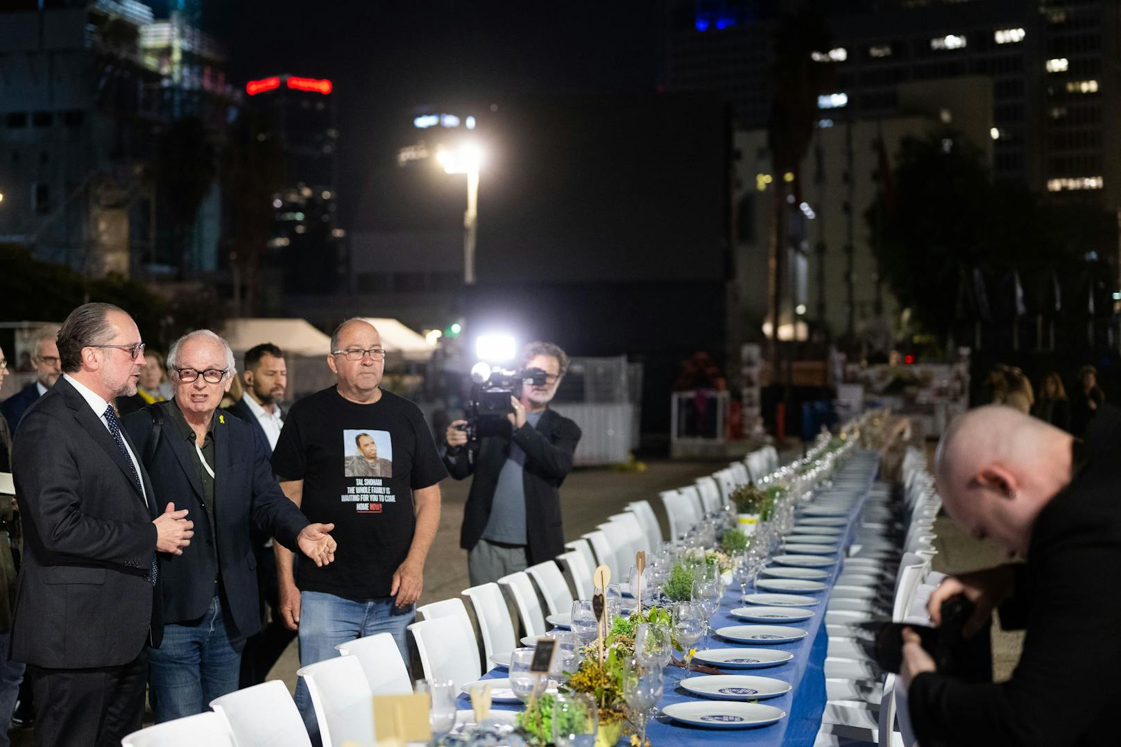 Am "Hostage Square" vor dem Kunstmuseum in Tel Aviv steht eine gedeckte Tafel als Symbol für die 134 Vermissten.