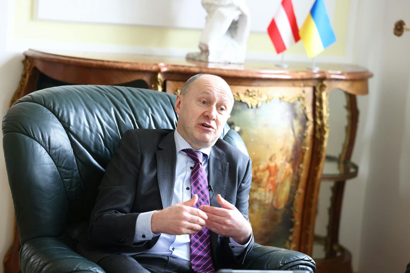 "Aber alleine können wir es nicht schaffen, deswegen ist es in unserem gemeinsamen Interesse, der Ukraine zu helfen", appelliert er.