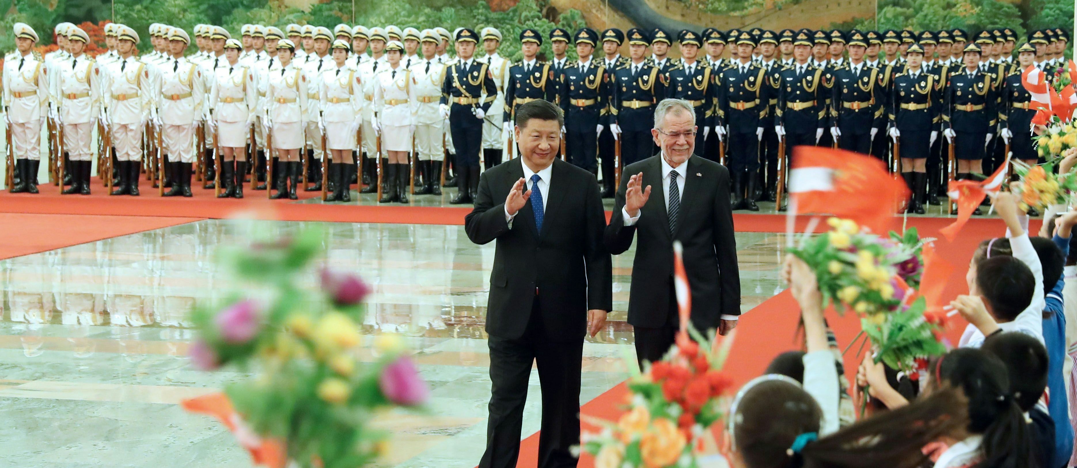 Chinas Präsident Xi Jinping mit Österreichs Präsident Alexander Van der Bellen vor der Großen Halle des Volkes am 8. April 2018