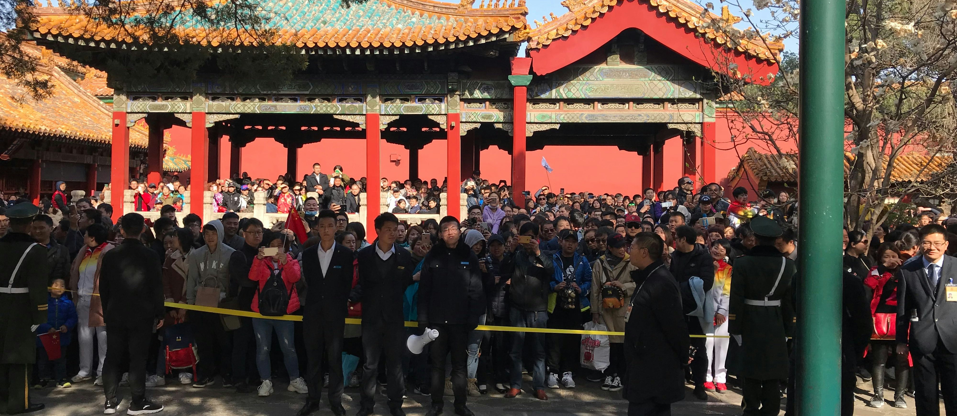 Besucher müssen warten: Die größte Delegation aller Zeiten besucht die Verbotene Stadt in Peking am 7. April 2018
