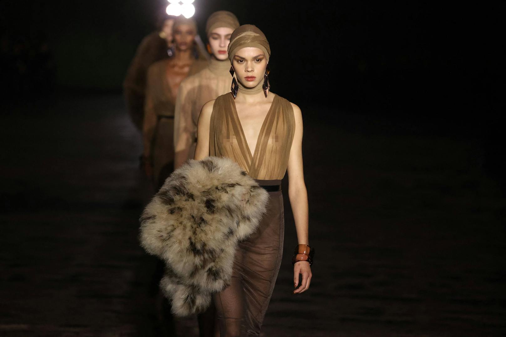 "Saint Laurent"-Modenschau mit durchsichtigen Outfits für die Womenswear Fall/Winter 2024-2025 Kollektion bei der Paris Fashion Week am February 27, 2024.