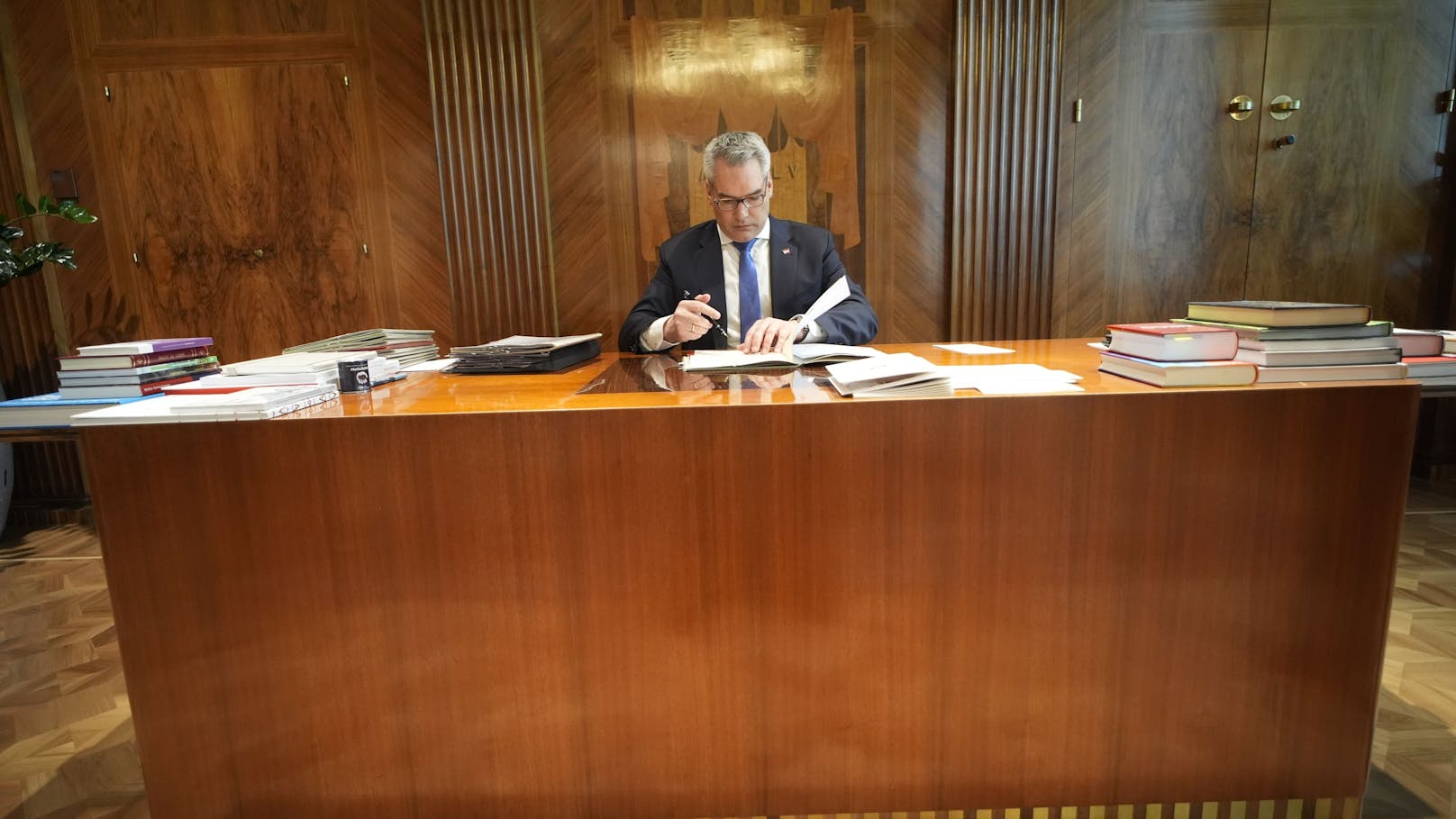 Schreibtisch statt Stehpult: Der Kanzler beim Aktenstudium in seinem Büro