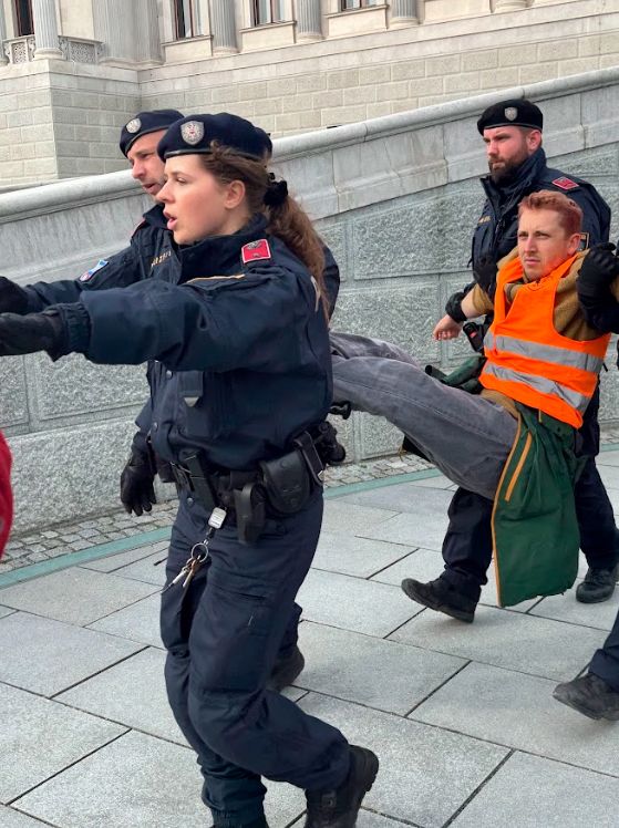 Der ehemalige ÖSV-Läufer Julian Schütter wollte am 28. Februar 2024 zusammen mit den Klima-Klebern der Letzten Generation in das Parlament eindringen.