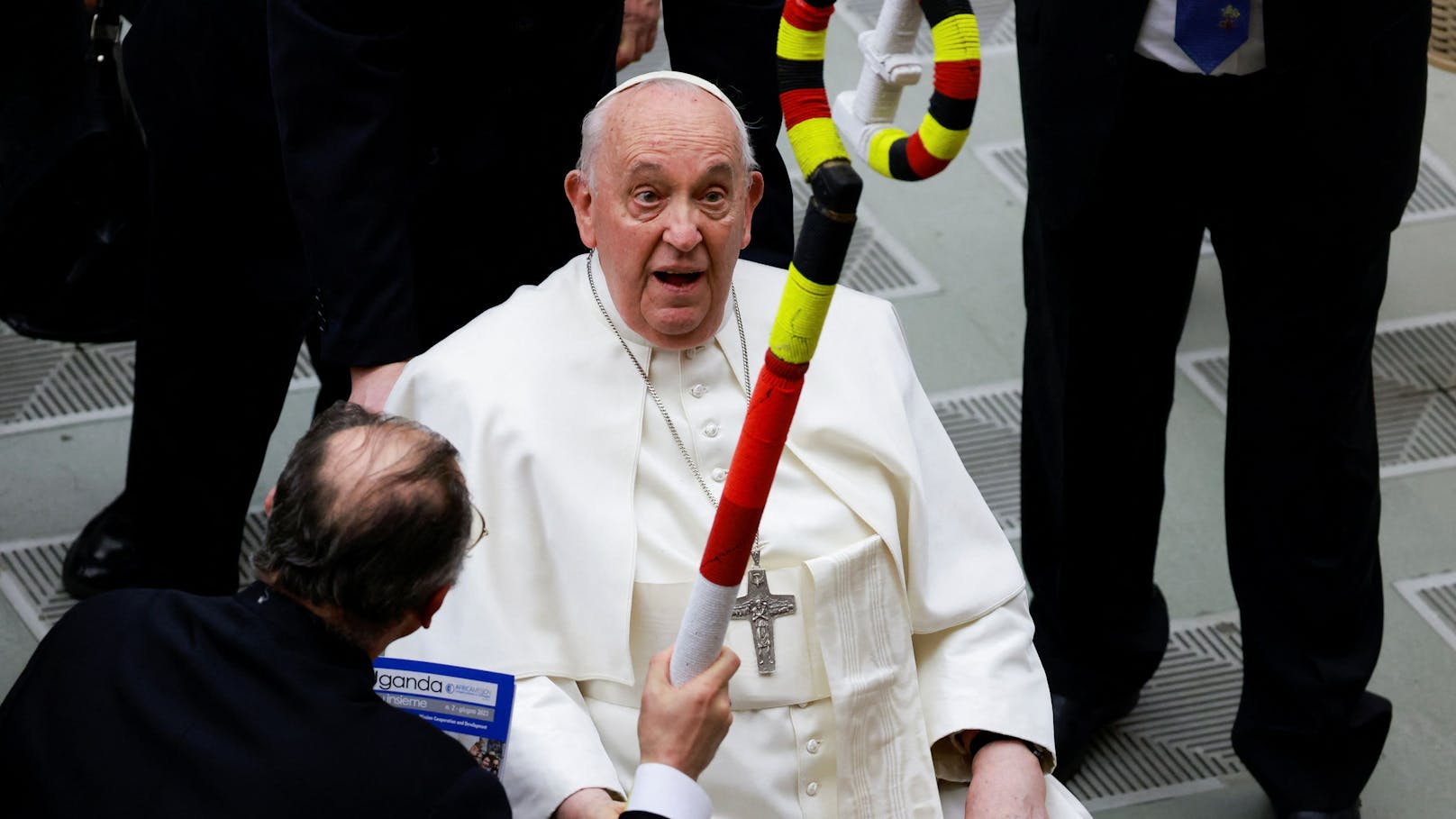 Papst Franziskus musste am Mittwoch (280.2.2024) nach der Generalaudienz in ein Krankenhaus gebracht werden.