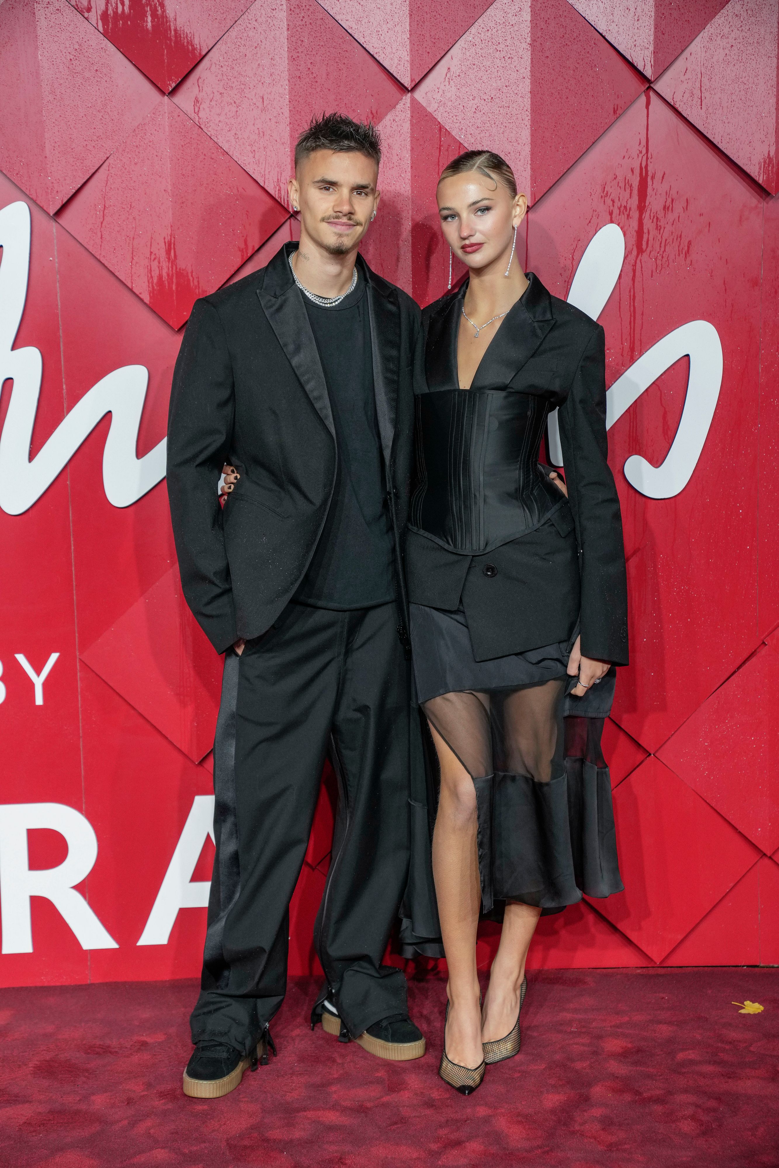 Romeo Beckham und Mia Regan haben sich nach 5 Jahren Beziehung getrennt.