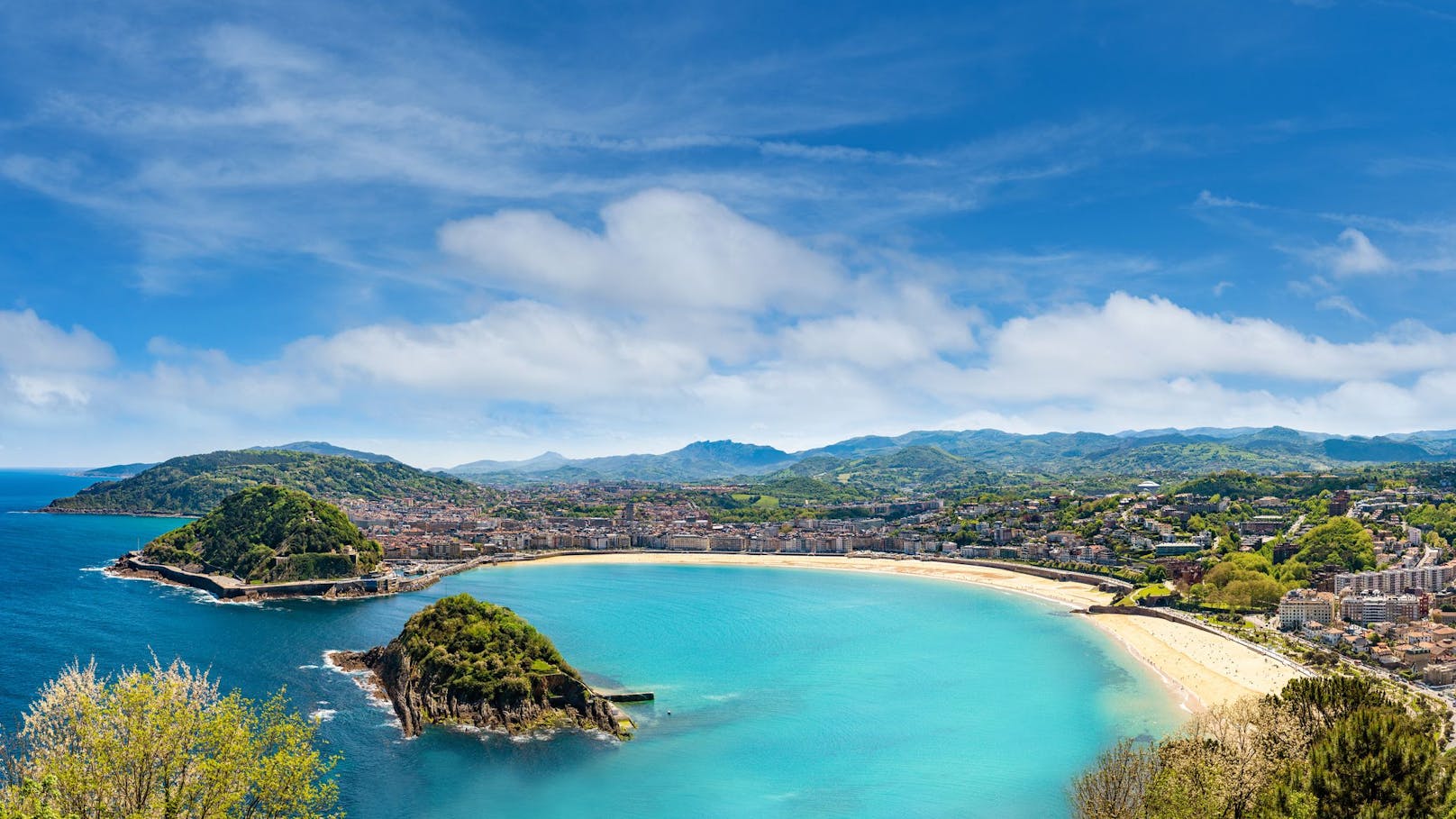 Der Playa de La Concha erstreckt sich halbkreisförmig vor der baskischen Stadt San Sebastián.