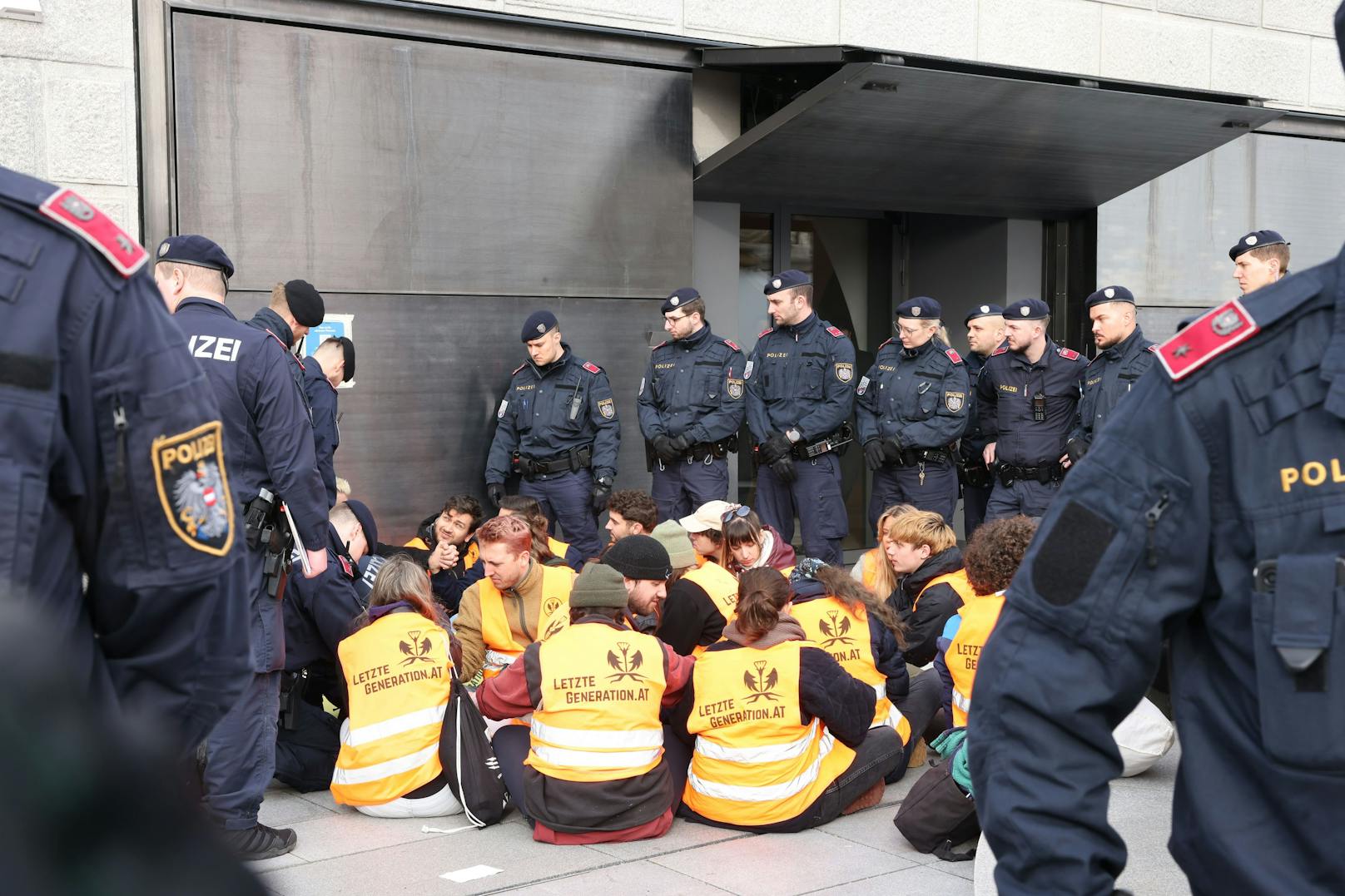 Klima-Kleber der Letzten Generation wollten am 28. Februar 2024 in das Parlament eindringen. Die Polizei stoppte sie am Besucher-Haupteingang hinter dem Pallas-Athene-Brunnen.