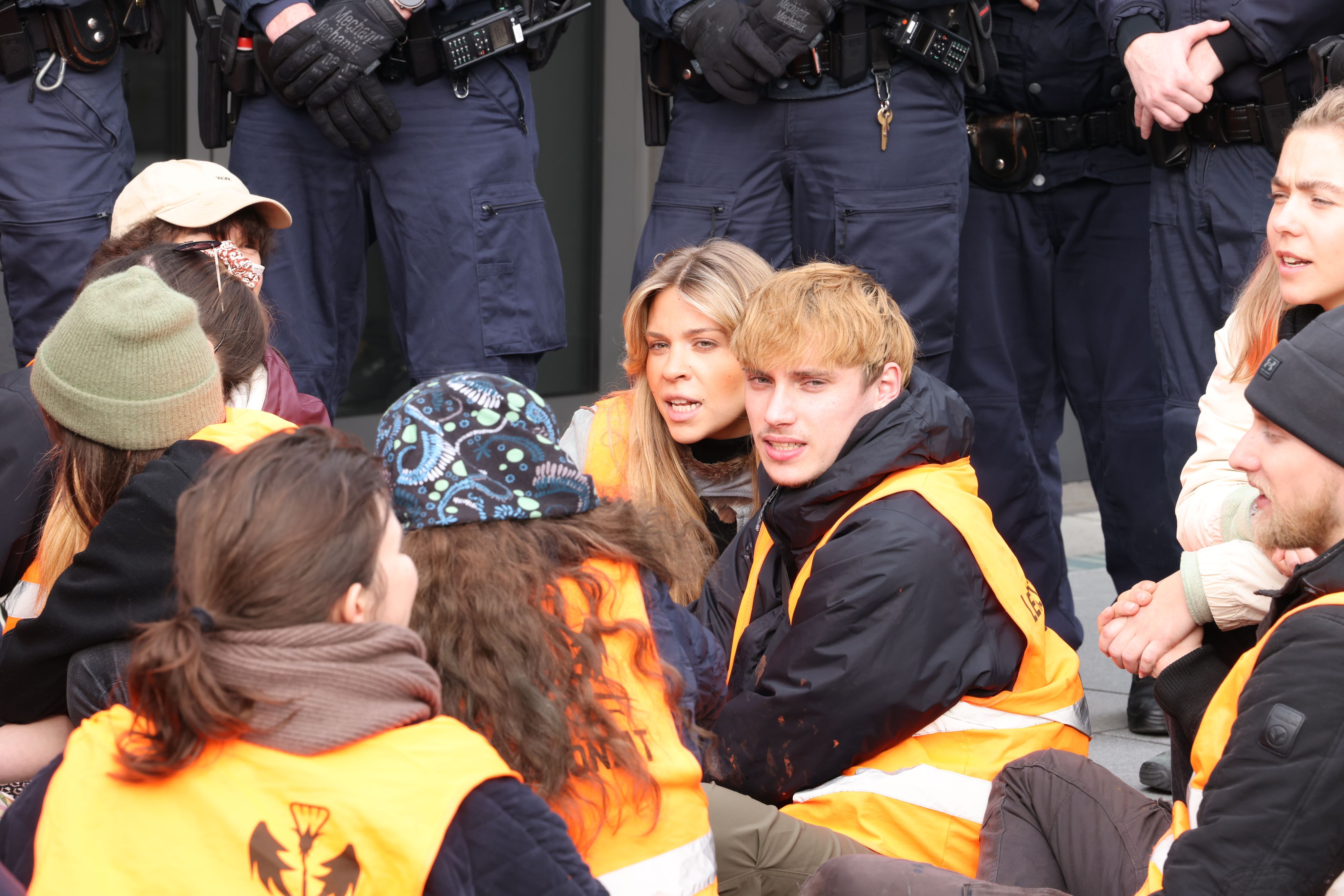 Klima-Kleber der Letzten Generation wollten am 28. Februar 2024 in das Parlament eindringen. Die Polizei stoppte sie am Besucher-Haupteingang hinter dem Pallas-Athene-Brunnen.