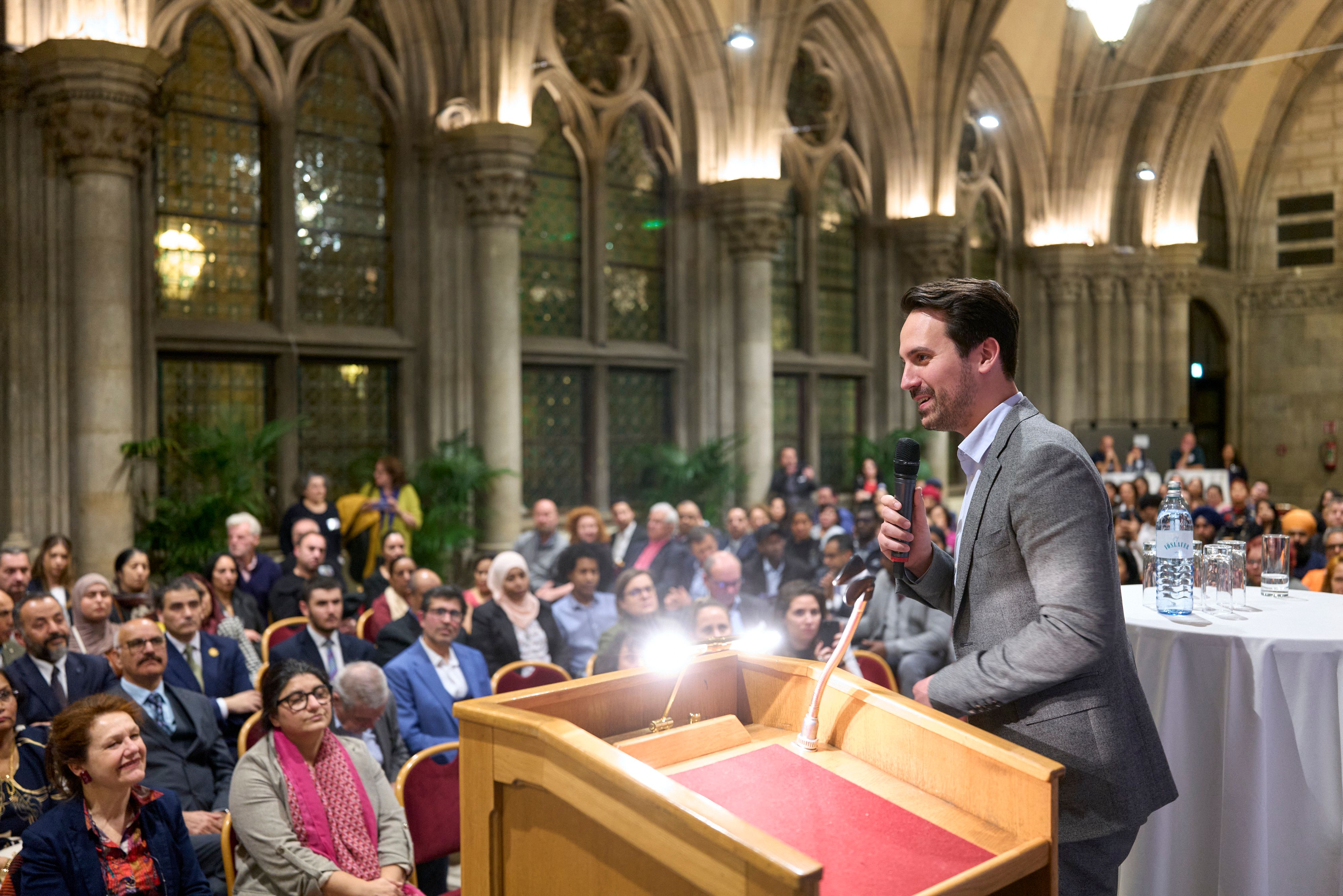 Integrationsstadtrat Christoph Wiederkehr (Neos) beim Community Forum im Wiener Rathaus.